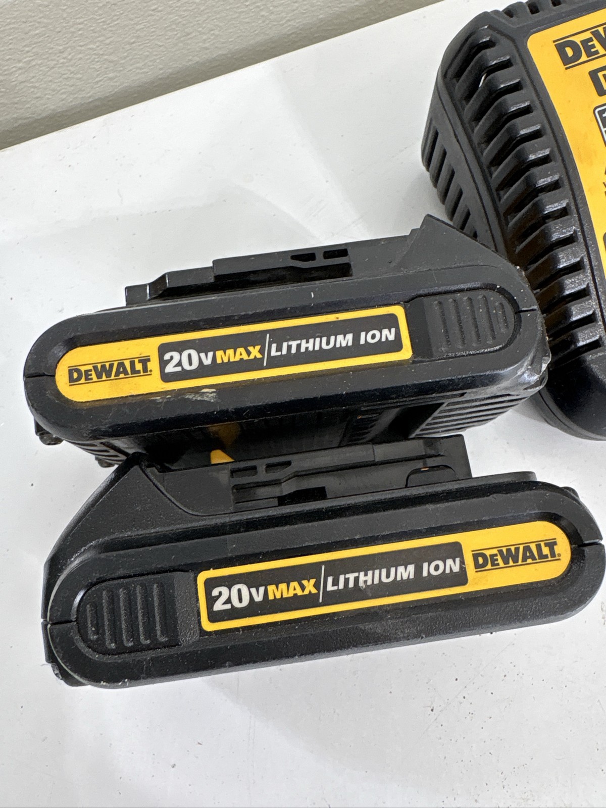 DeWalt 20V MAX Lithium-Ion Battery’s & DCB115 Charger