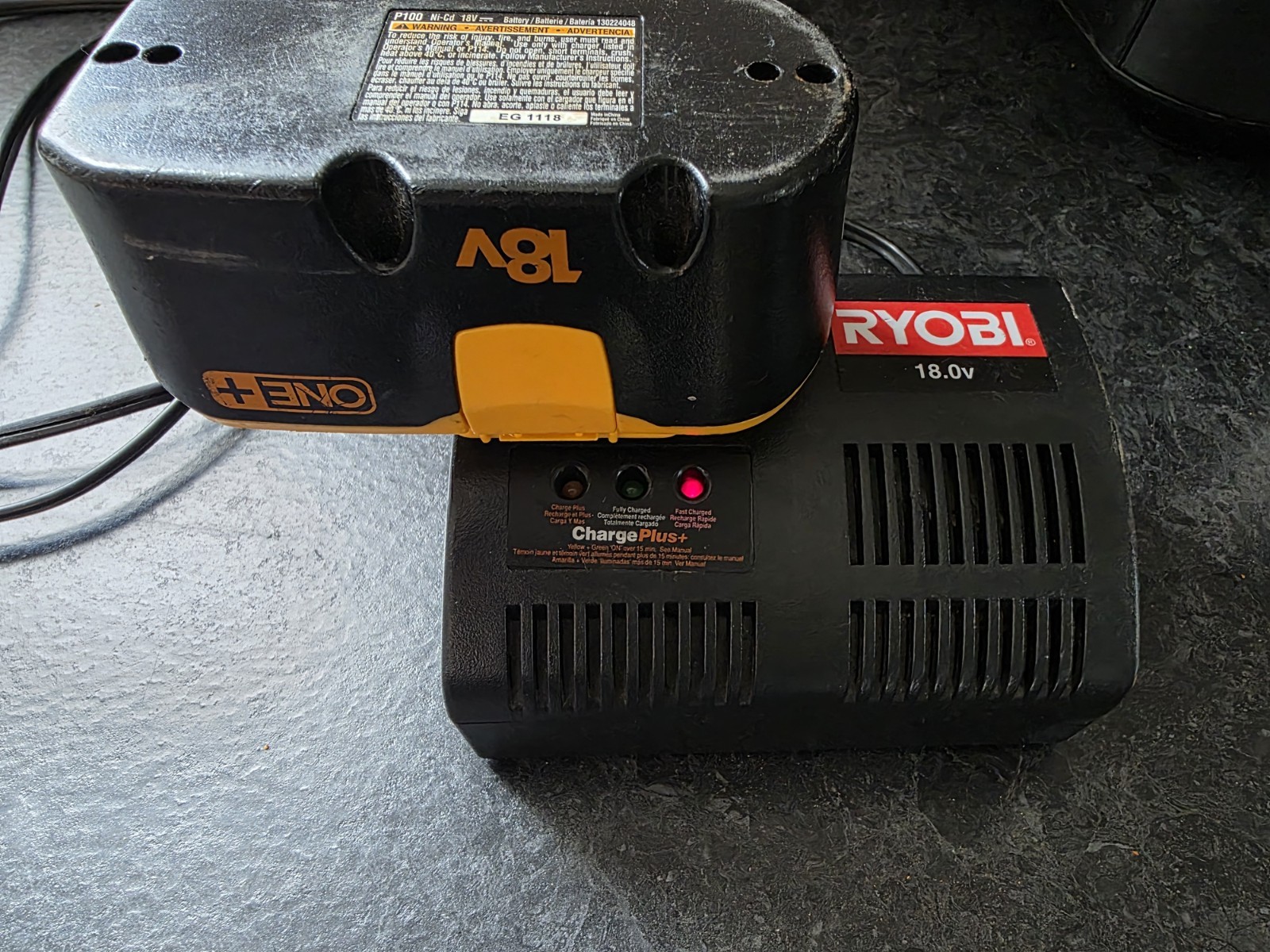 RYOBI P-110 / 140237023 CHARGEPLUS+ 18 VOLT NI-CAD BATTERY CHARGER AND BATTERY