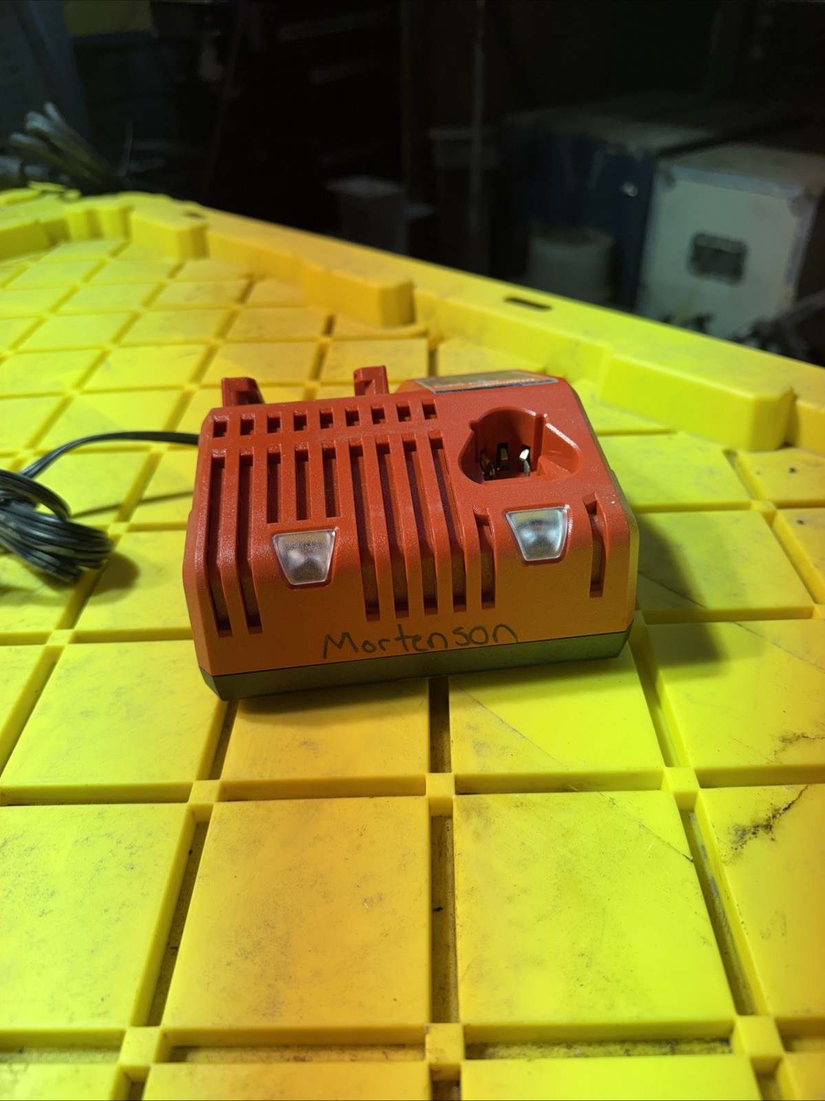 Milwaukee m12/m18 battery charger 48-59-1812 12v-18v