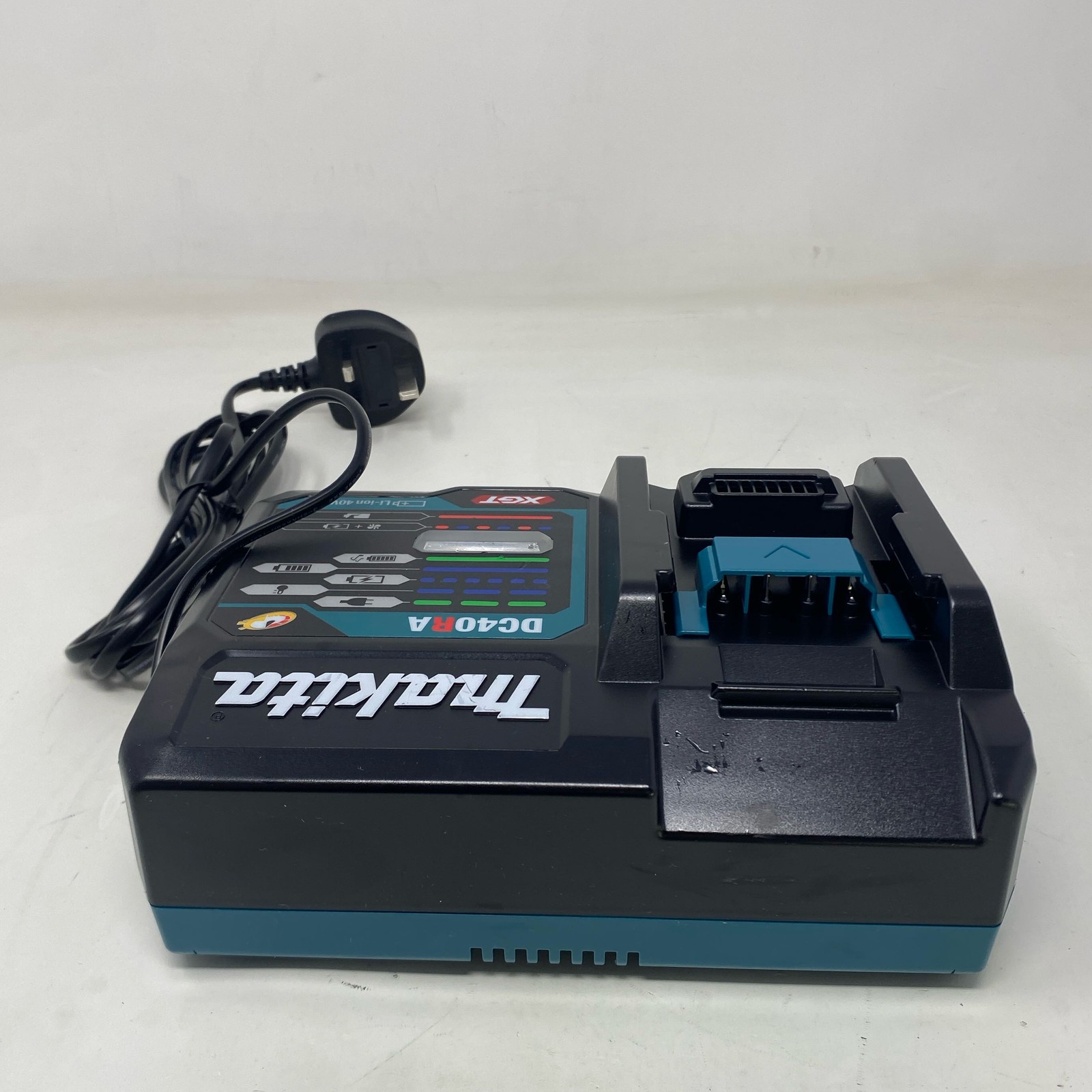 Makita DC40RA 40V XGT Rapid Charger – Black/Teal UK Plug 240V