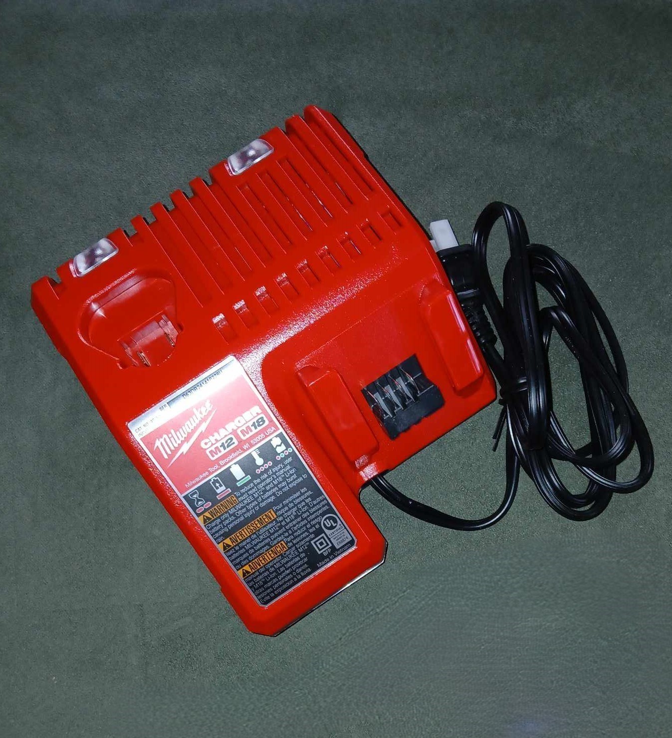 NEW _ Genuine MILWAUKEE 48-59-1812 M12 / M18 Battery CHARGER _ * FREE SHIPPING