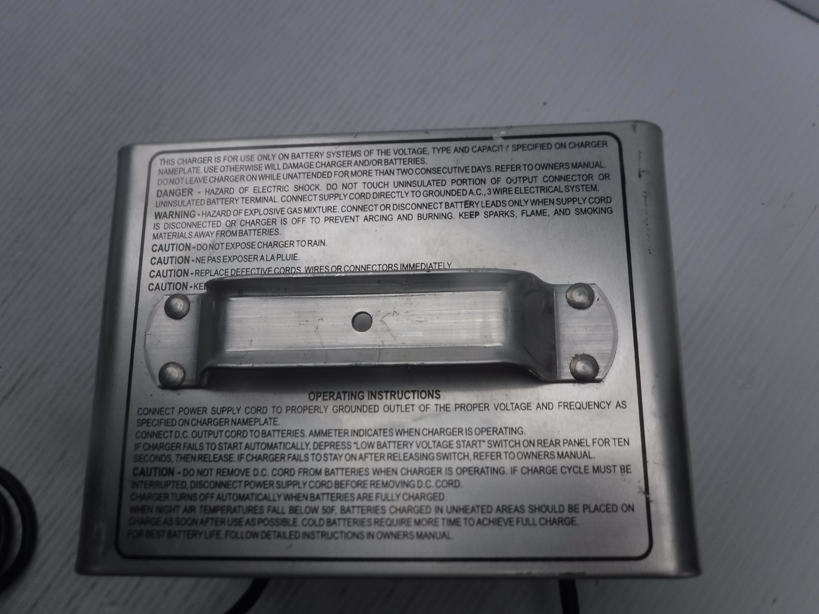 APA 411058 Automatic Battery Charger 12V