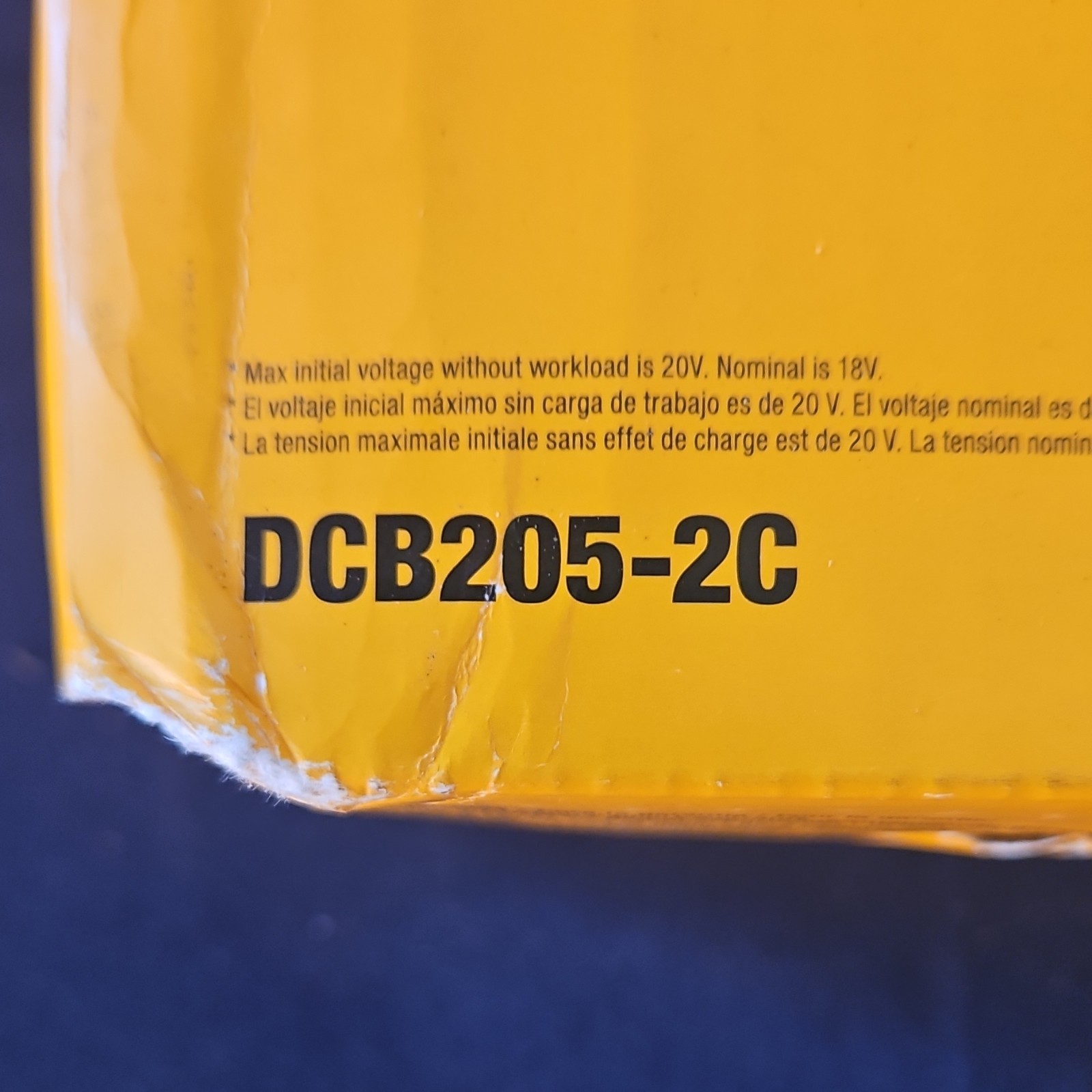 DEWALT 20V MAX DCB205-2C Kit w/ DCB1104 Charger & (2) Batteries Yellow