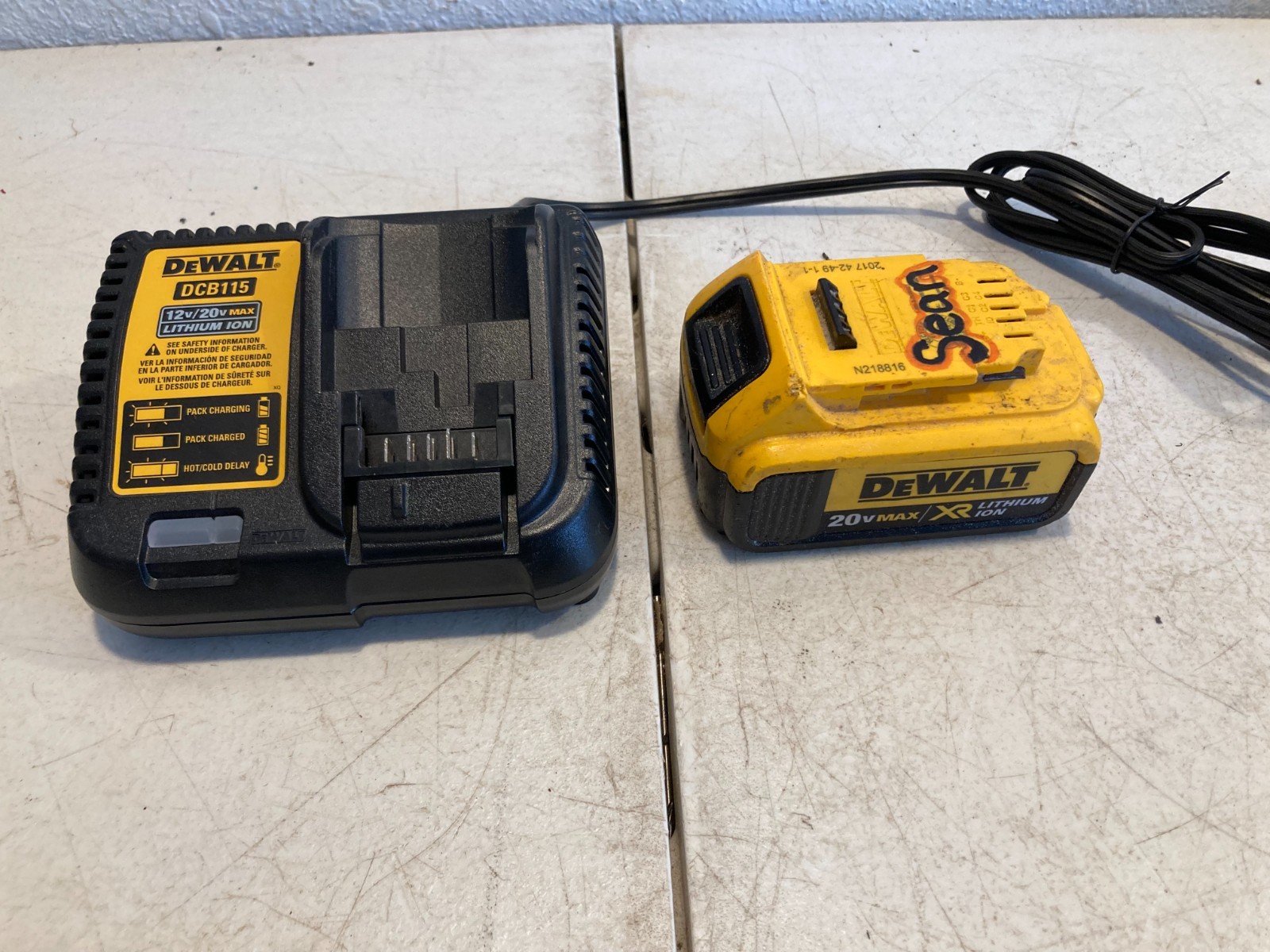 Genuine DeWALT 20V MAX 5.0 AH DCB204 DCB115 Charger 20 Volt Battery Pack