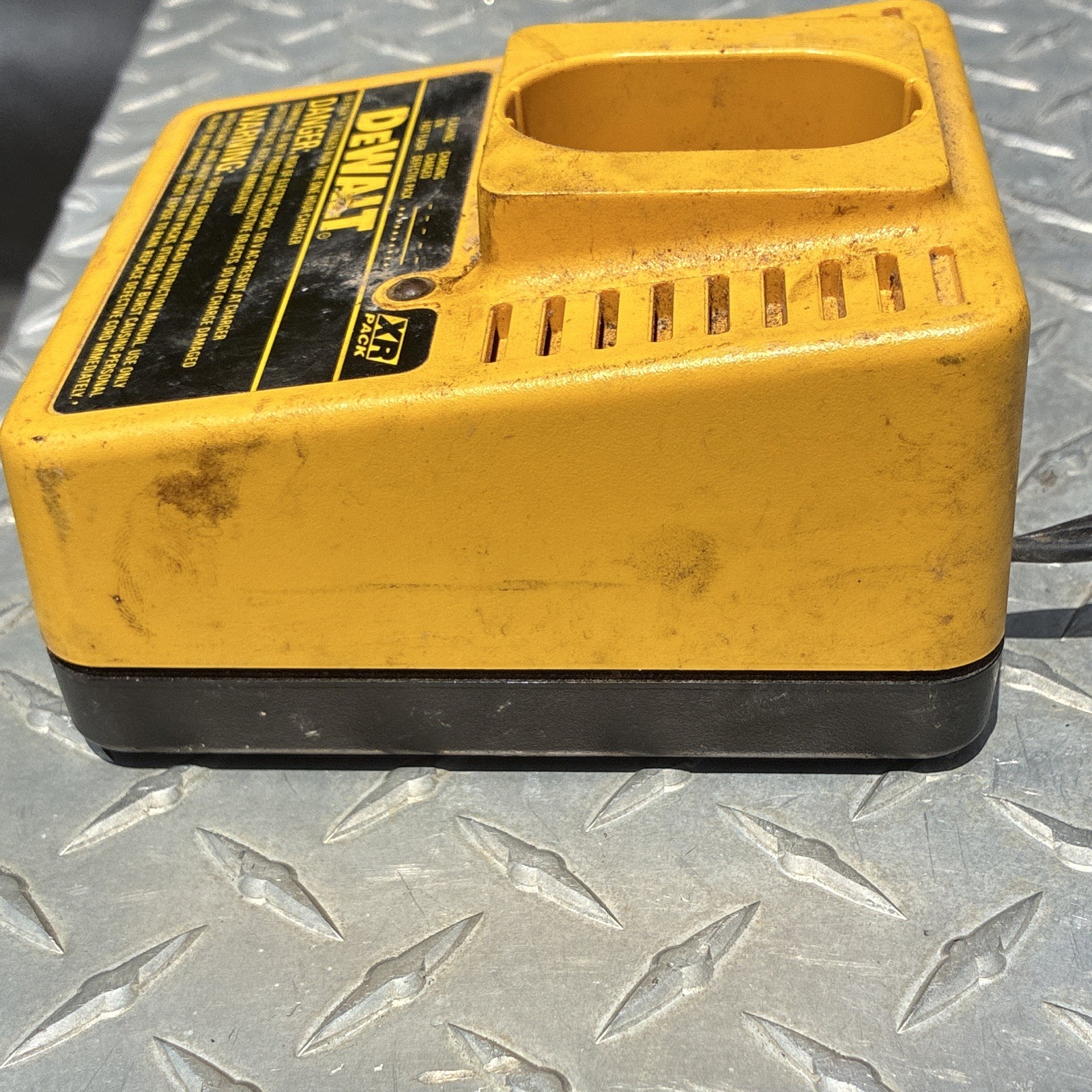 DEWALT DW9106 XR PACK Extended Run Time One Hour Battery Charger