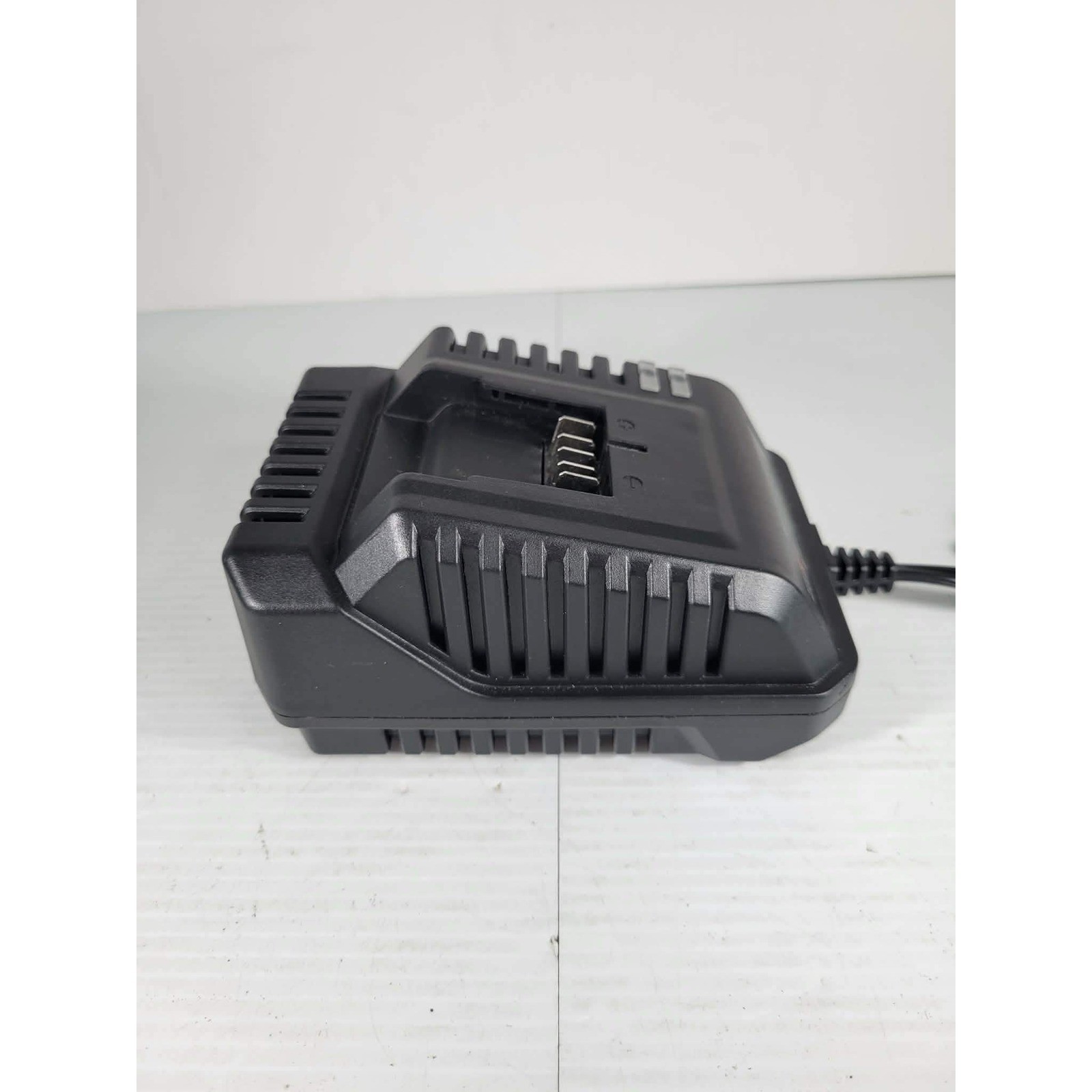 NEU MASTER NCH0012-240 21V Li-Ion Battery Charger TESTED Black Class 2 2.4A