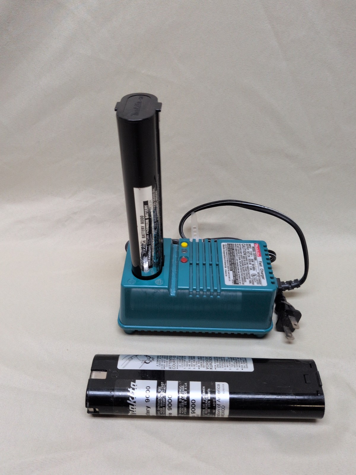 Genuine Makita DC9700A Fast Charger plus 2 Makita 9000 9.6V Batteries