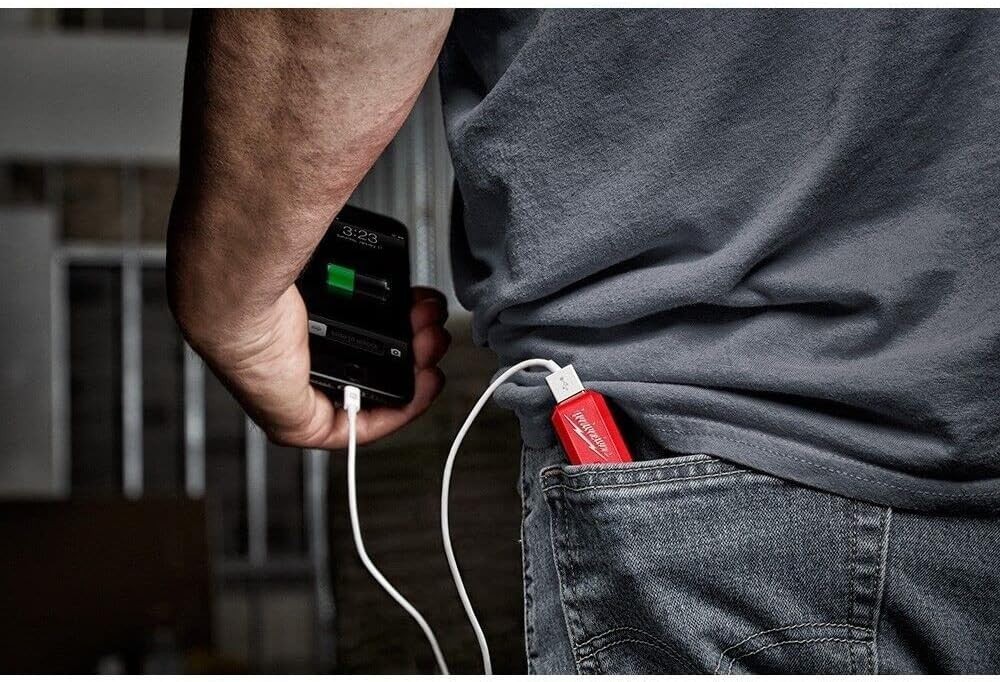 Milwaukee REDLITHIUM USB Charger and Portable Power Source Kit (48-59-2013)