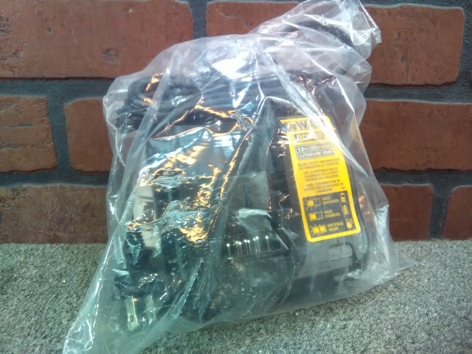 Dewalt DCB107 12V/20V MAX Lithium Ion Genuine OEM Charger-***NEW***