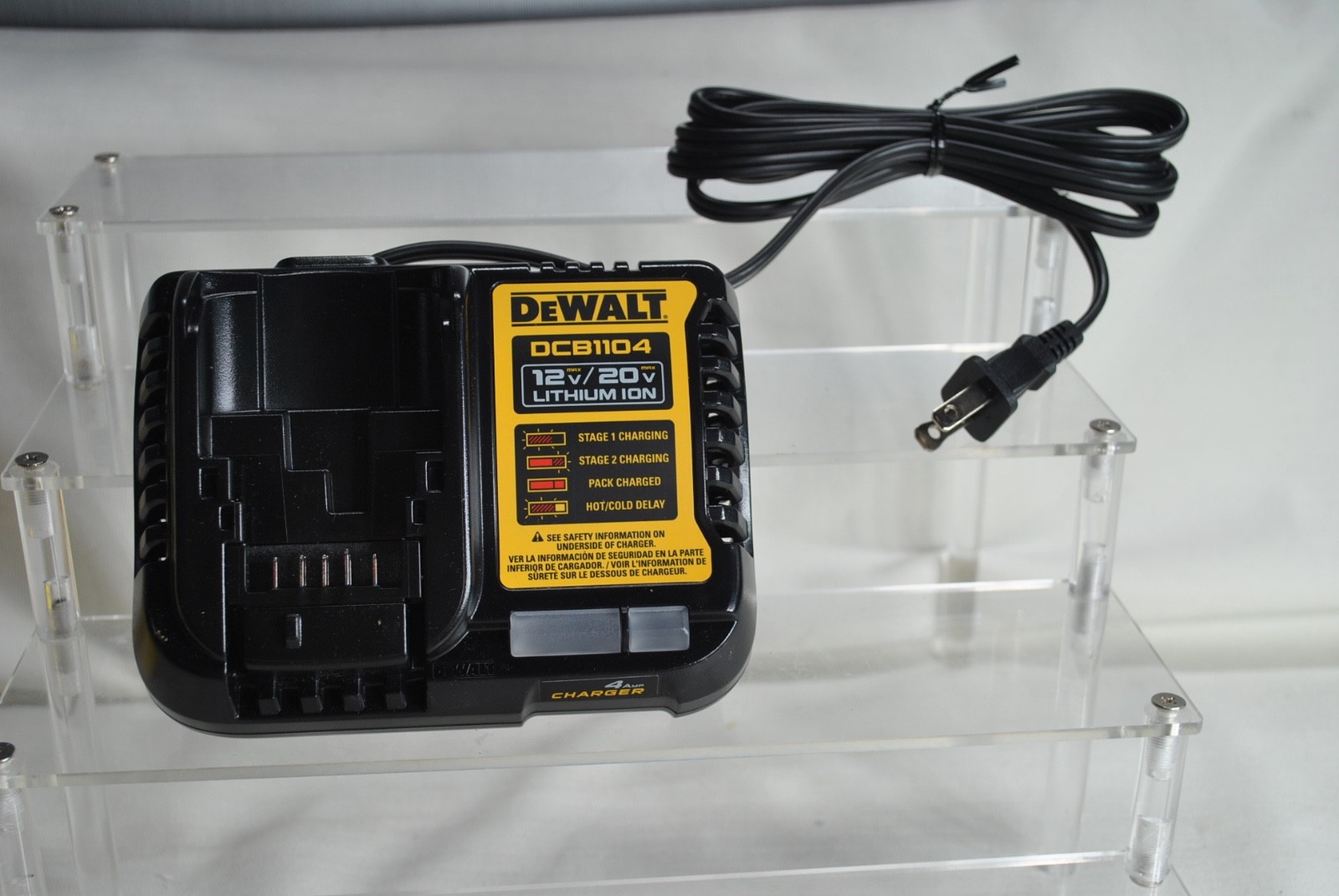 DEWALT 12V MAX/20V MAX Lithium Ion Battery Charger, 4 Amp (DCB1104)