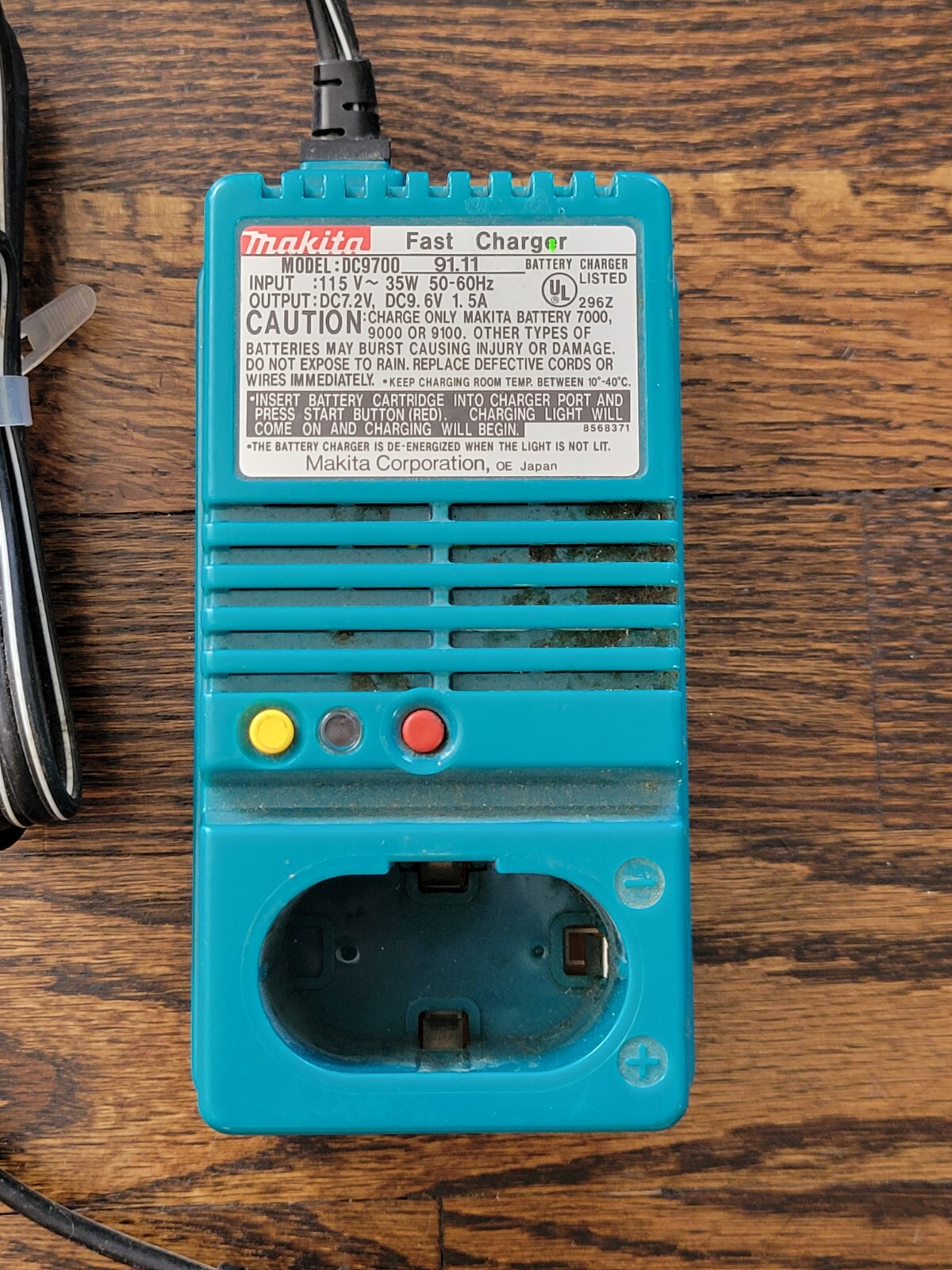 Makita Battery Fast Charger 120V 35W 60 Hz DC7.2V, DC9.6V 1.5A DC9700A DC9700