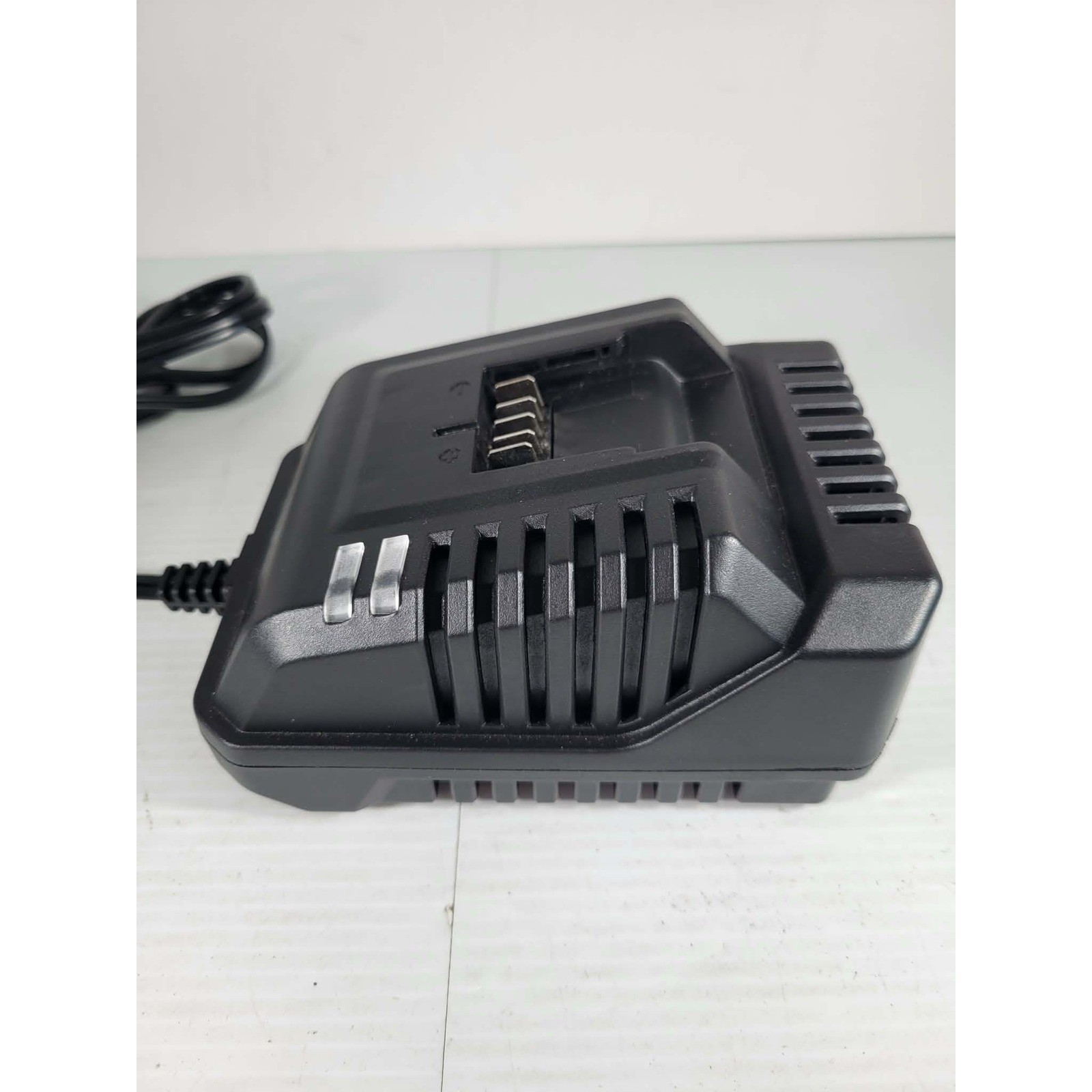 NEU MASTER NCH0012-240 21V Li-Ion Battery Charger TESTED Black Class 2 2.4A