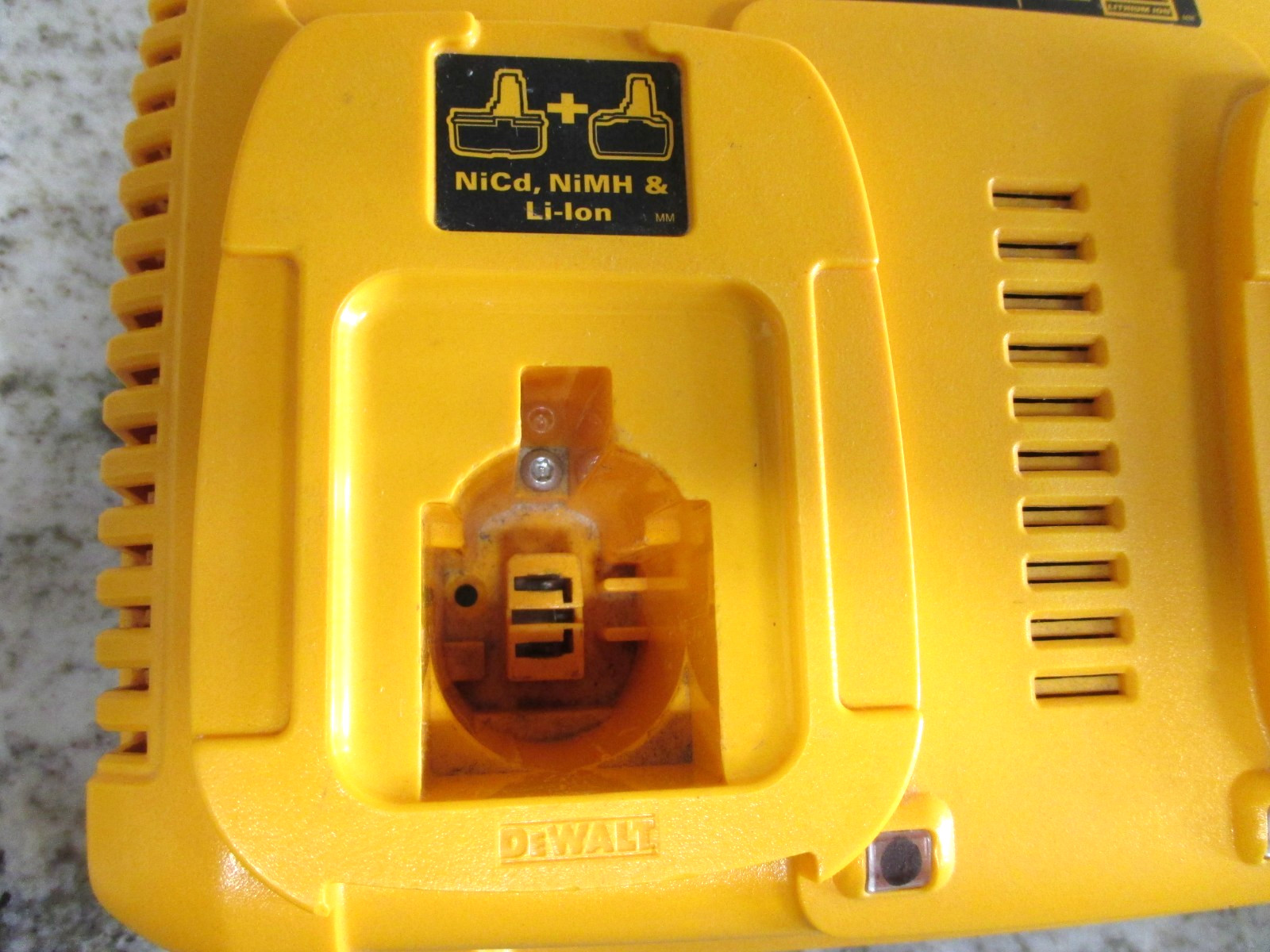 DEWALT DC9320 Dual Port 7.2V-18V Li-Ion/NiCd/NiMH Battery Charger *TESTED WORKS*