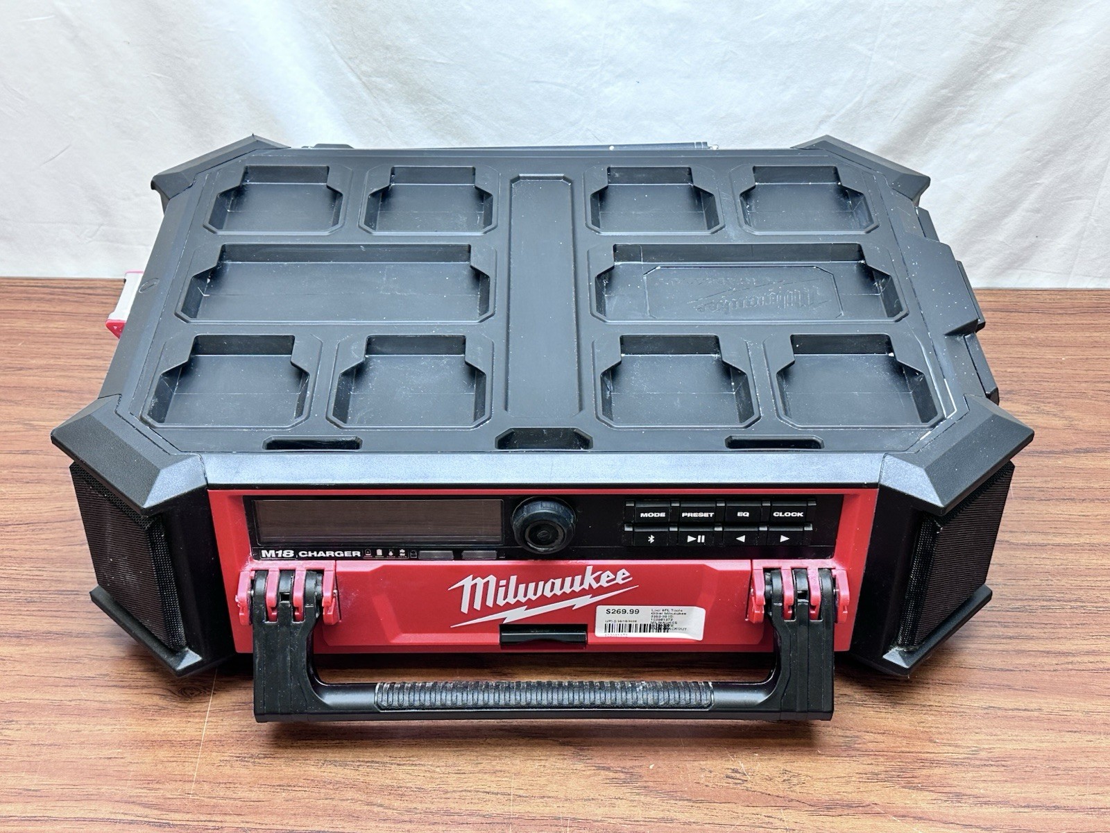 Milwaukee PACKOUT Radio + Charger M18 Charger Red 2950-20