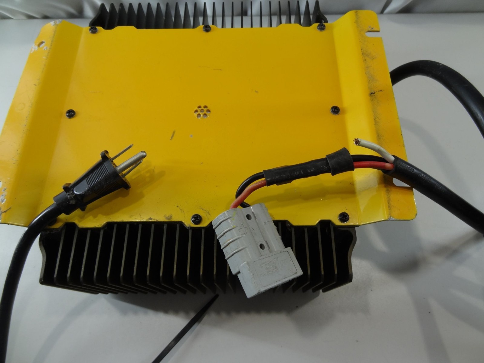 Delta-Q QuiQ 910-3610 Battery Charger 48V 18A Yellow Aluminum Case With Cables