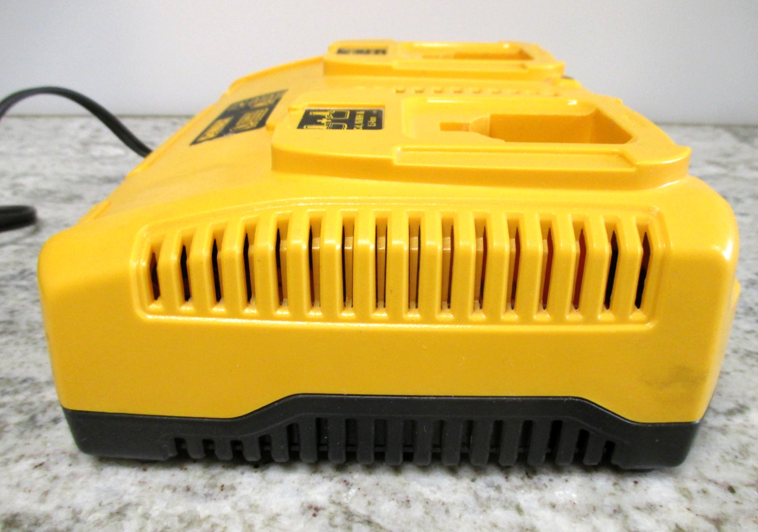 DEWALT DC9320 Dual Port 7.2V-18V Li-Ion/NiCd/NiMH Battery Charger *TESTED WORKS*