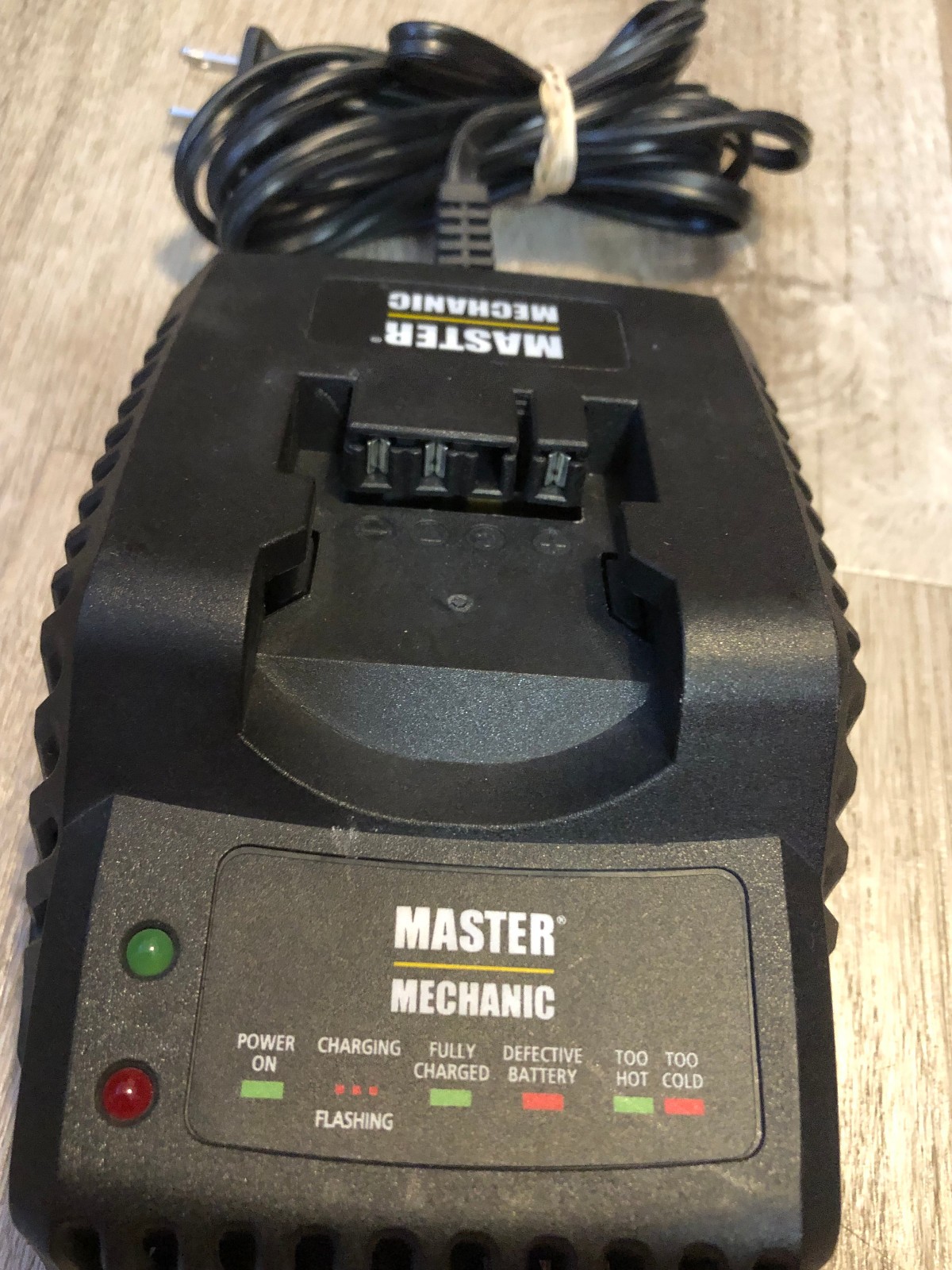 Master Mechanic 18v 2.2 Amp Smart Class 2 Battery Charger 134457 TESTED