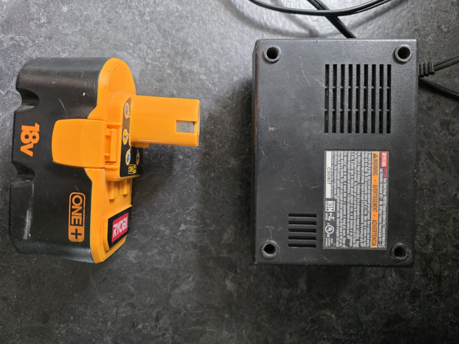 RYOBI P-110 / 140237023 CHARGEPLUS+ 18 VOLT NI-CAD BATTERY CHARGER AND BATTERY