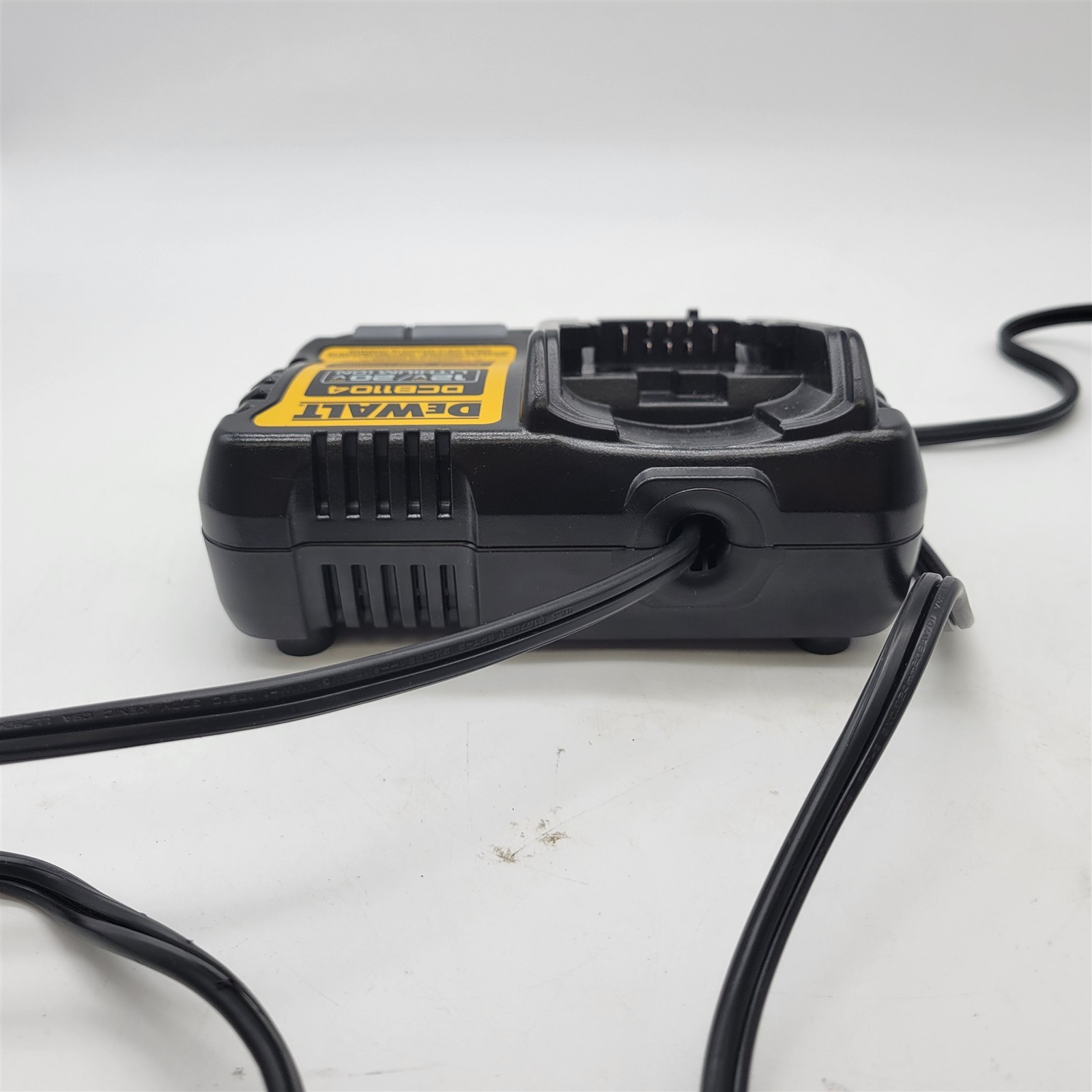 DEWALT 12V MAX/20V MAX Lithium Ion Battery Charger, 4 Amp (DCB1104)