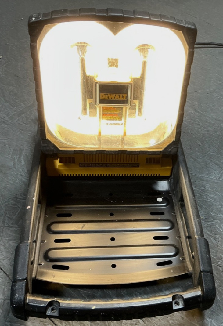 120V GFCI DEWALT DC022 Work 1 Fluorescent Light Charger, NSN 6230-01-573-9270