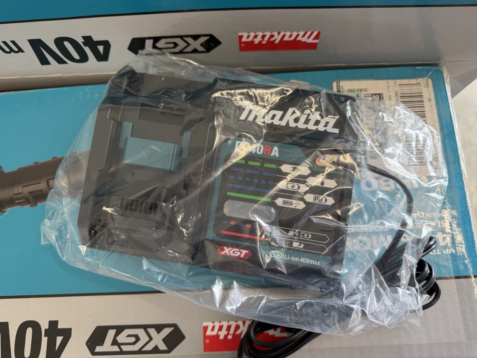 Makita DC40RA 40V Max XGT Rapid Optimum Charger – Black/Blue