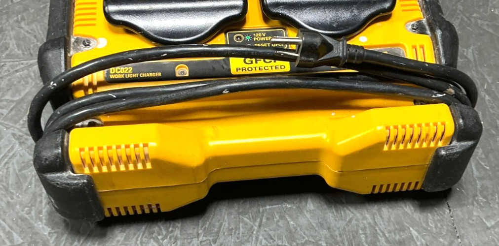 120V GFCI DEWALT DC022 Work 1 Fluorescent Light Charger, NSN 6230-01-573-9270