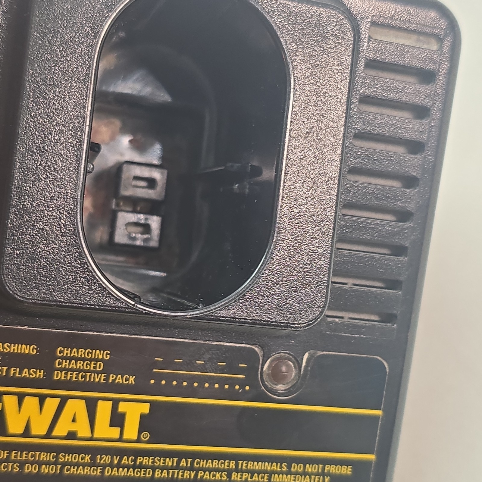 Dewalt Battery Charger DW9104 Standard One Hour Type 2 1.8 Amps 120V OEM Black