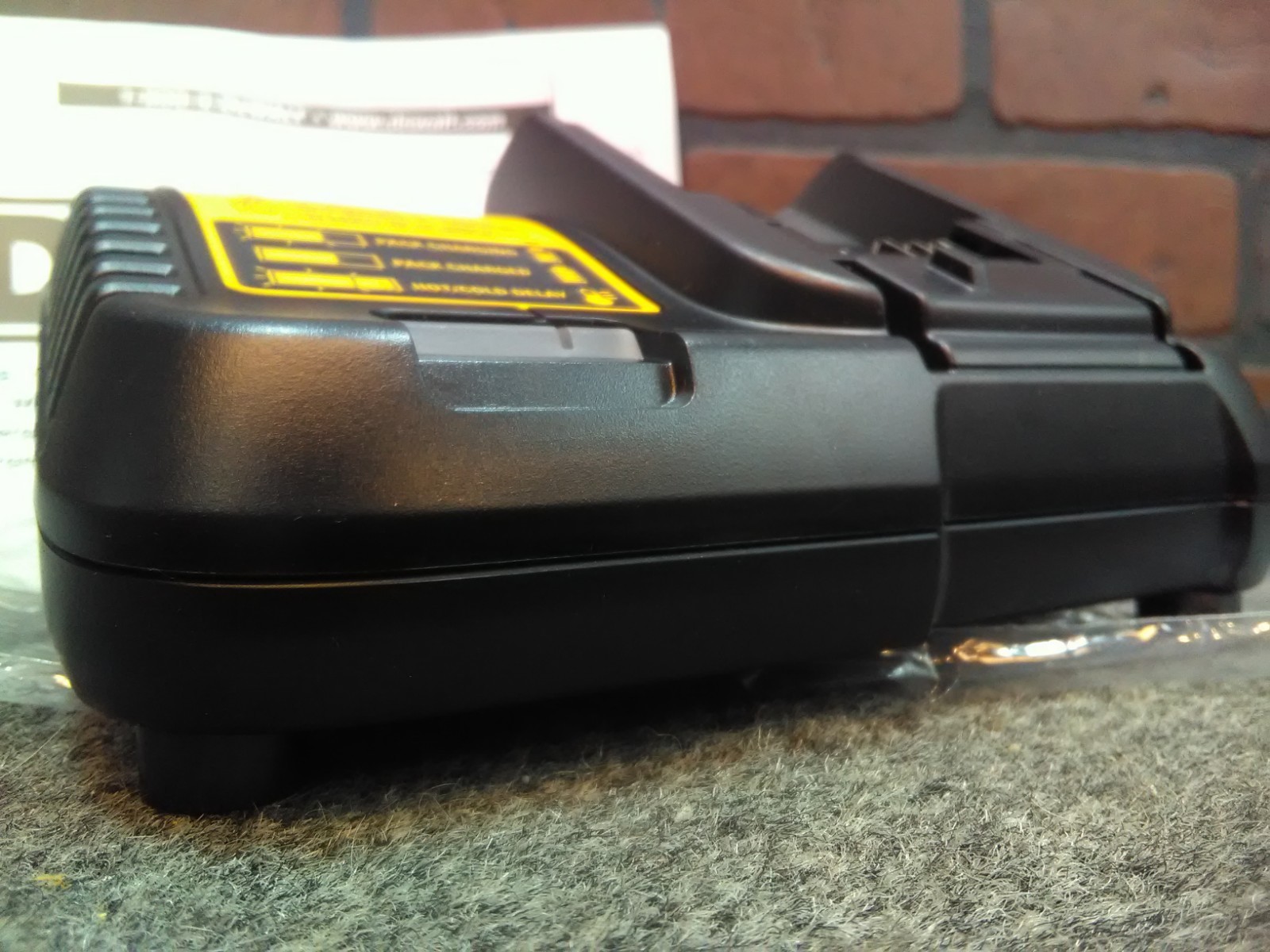 Dewalt OEM DCB115 12/20V MAX Lithium Ion Fast Battery Charger-***NEW***