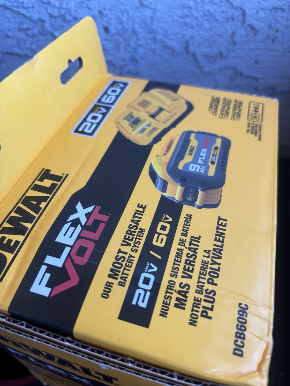 DEWALT FLEXVOLT 20V/60V Battery & Charger Kit Yellow DCB609C