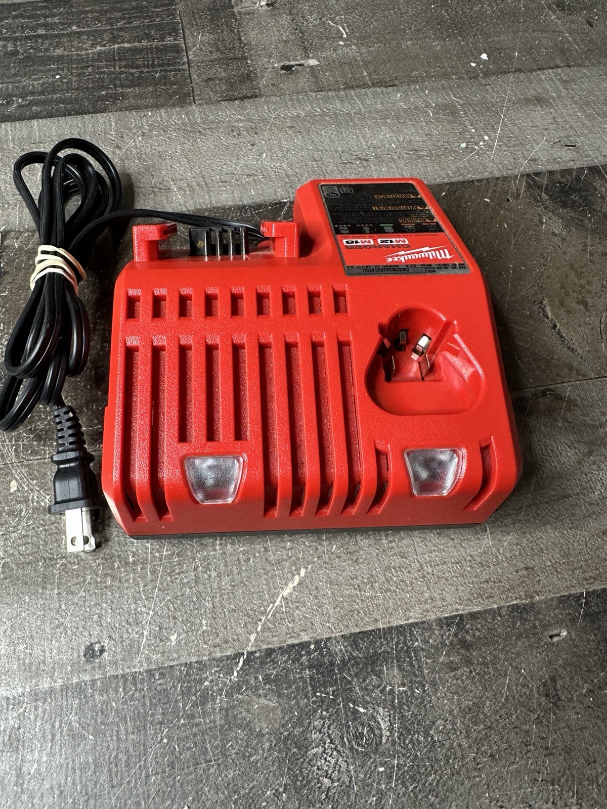 Genuine MILWAUKEE 48-59-1812 18V 12V M12 / M18 LITHIUM ION BATTERY CHARGER