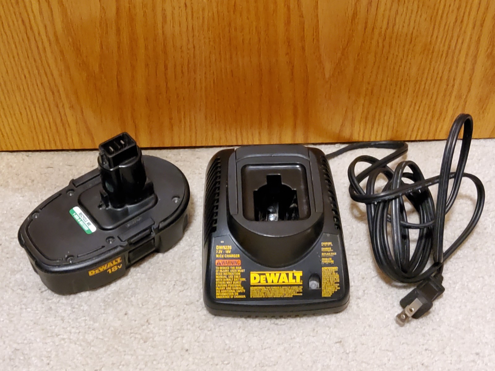DeWalt DW9226 7.2V-18V NiCd Battery Charger & DC9098 Battery *BATTERY ISSUE READ