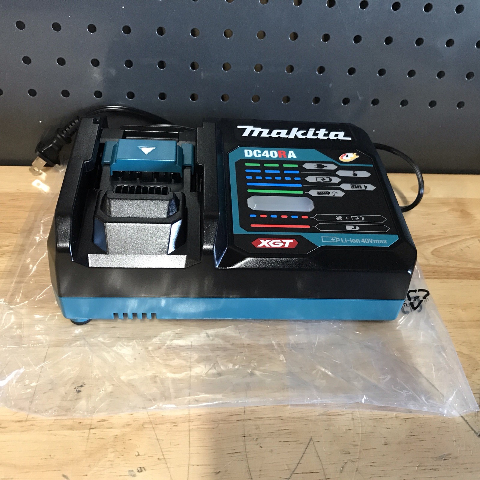 MAKITA XGT MAX 40V DC40RA FAST CHANGER (original)