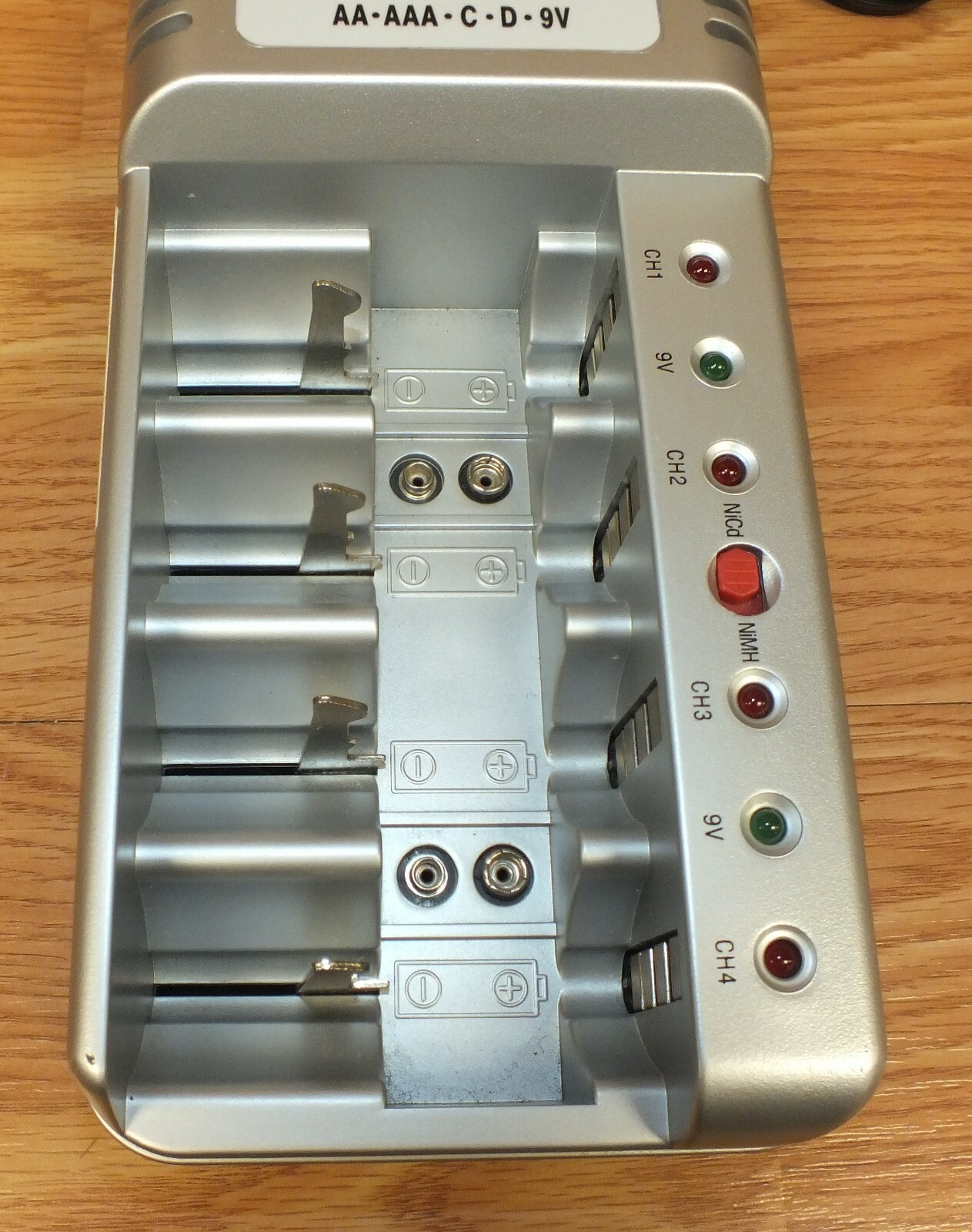 Unbranded (V-1199) NI-MH NI-CD Multi Sive & Voltage Battery Charger **READ**