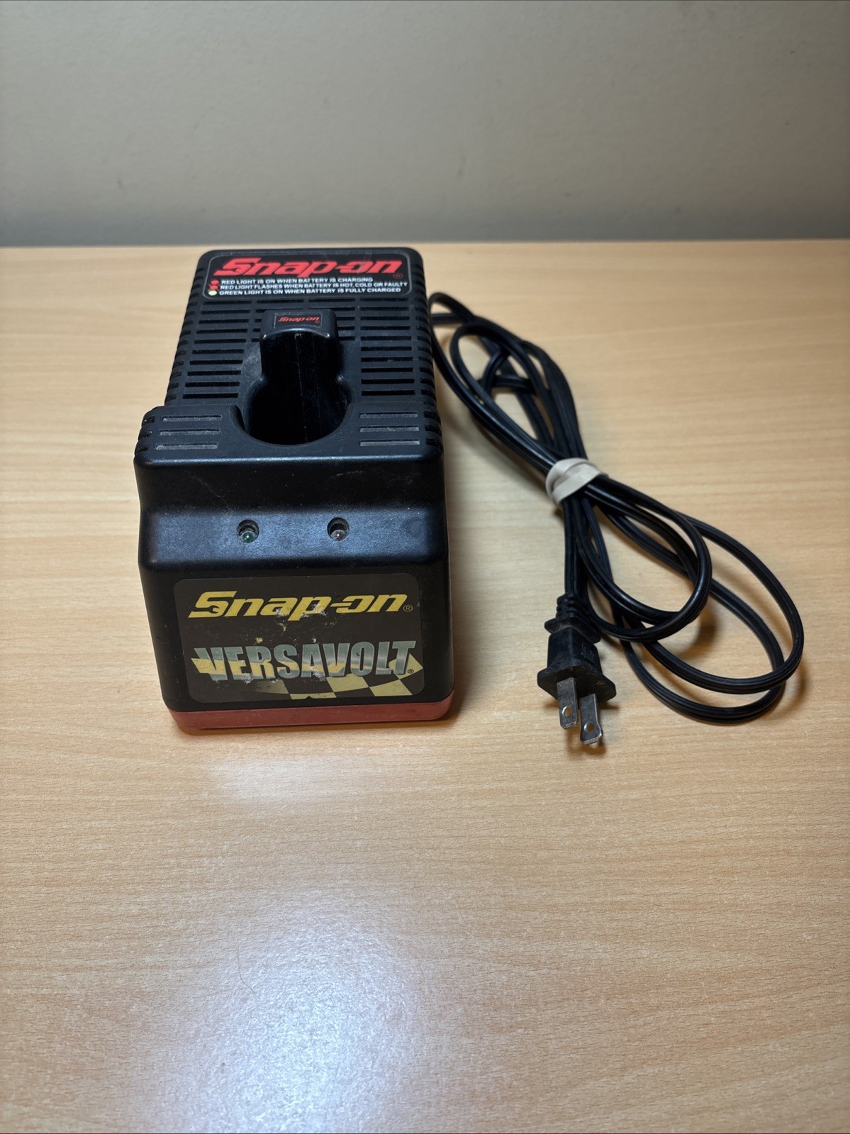 Snap-On Versavolt 9.6-18V 45 Minute Battery Charger Model CTC318. Untested.