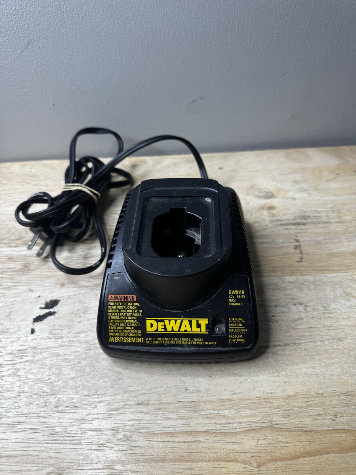 Genuine DeWALT DW9118 7.2V -14.4V 1.5A NiCd Battery Charger OEM TESTED