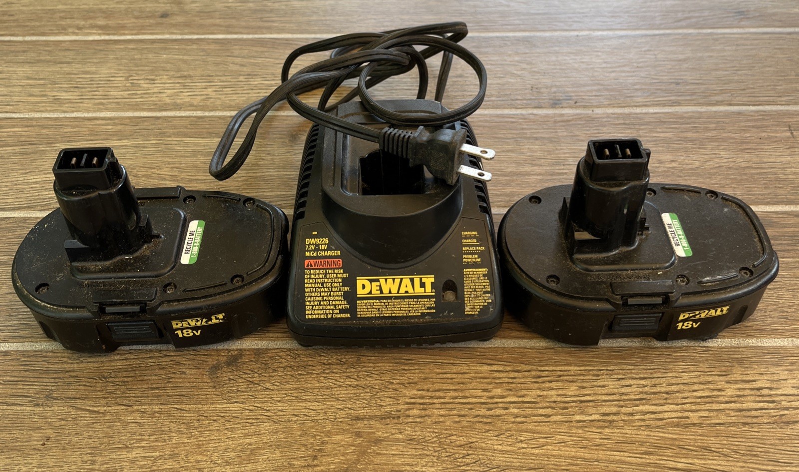 DeWalt DW9226 7.2V-18V NiCd Battery Charger OEM + 2 Batteries Genuine Works
