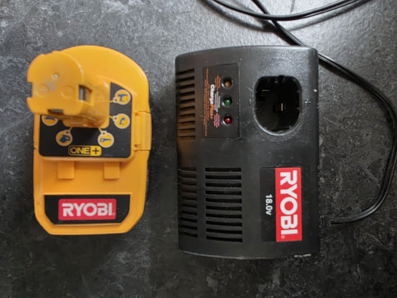 RYOBI P-110 / 140237023 CHARGEPLUS+ 18 VOLT NI-CAD BATTERY CHARGER AND BATTERY