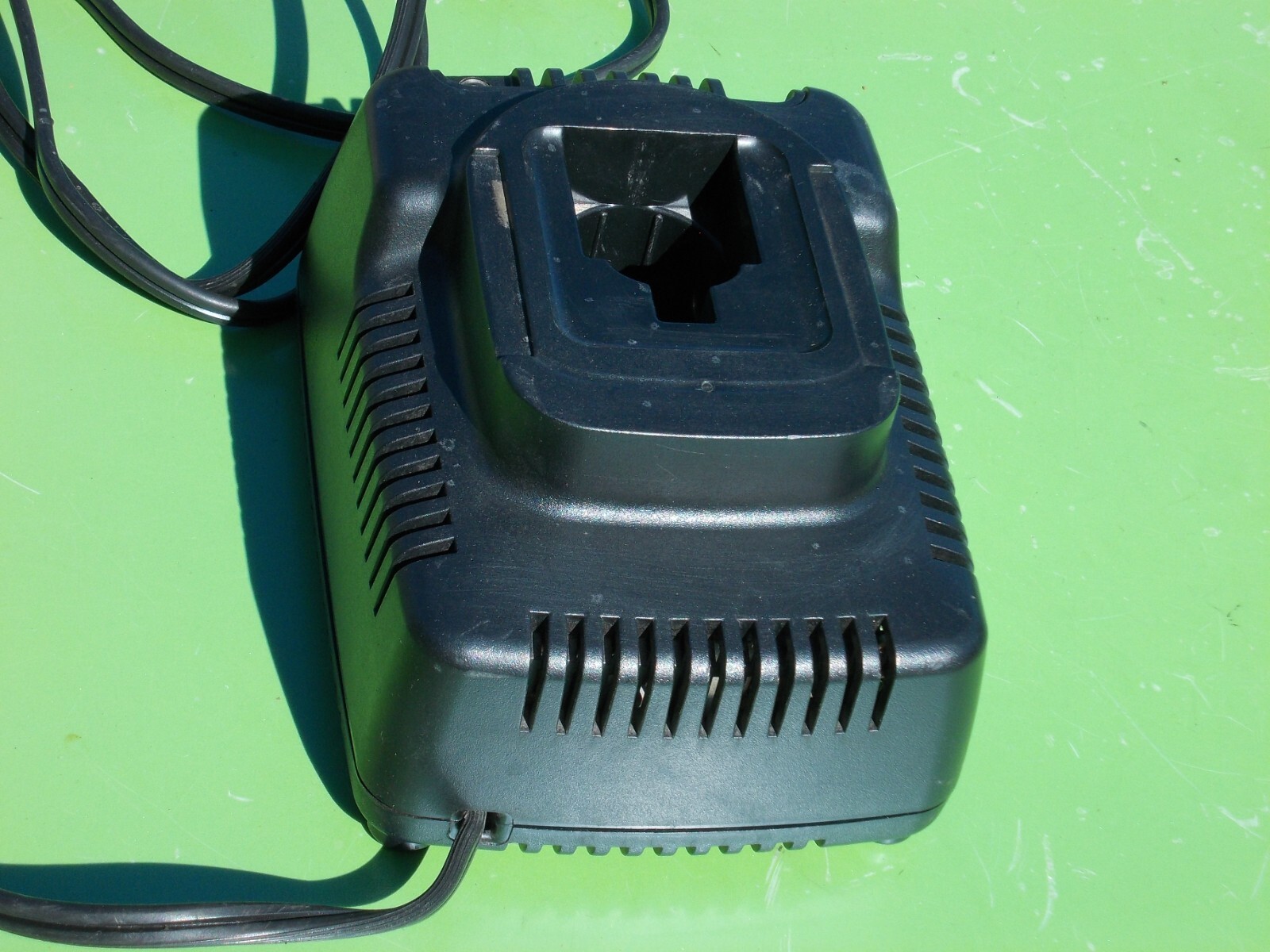 DEWALT BATTERY CHARGER 1 HOUR NICD DW9116 7.2V-18V AUTO TUNE-UP MODE OEM YELLOW