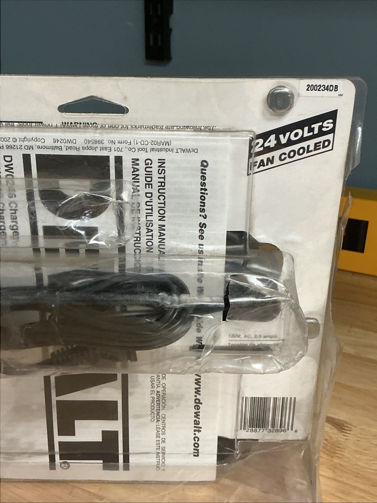 Dewalt DW0246 24V Fan Cooled Battery Charger Read