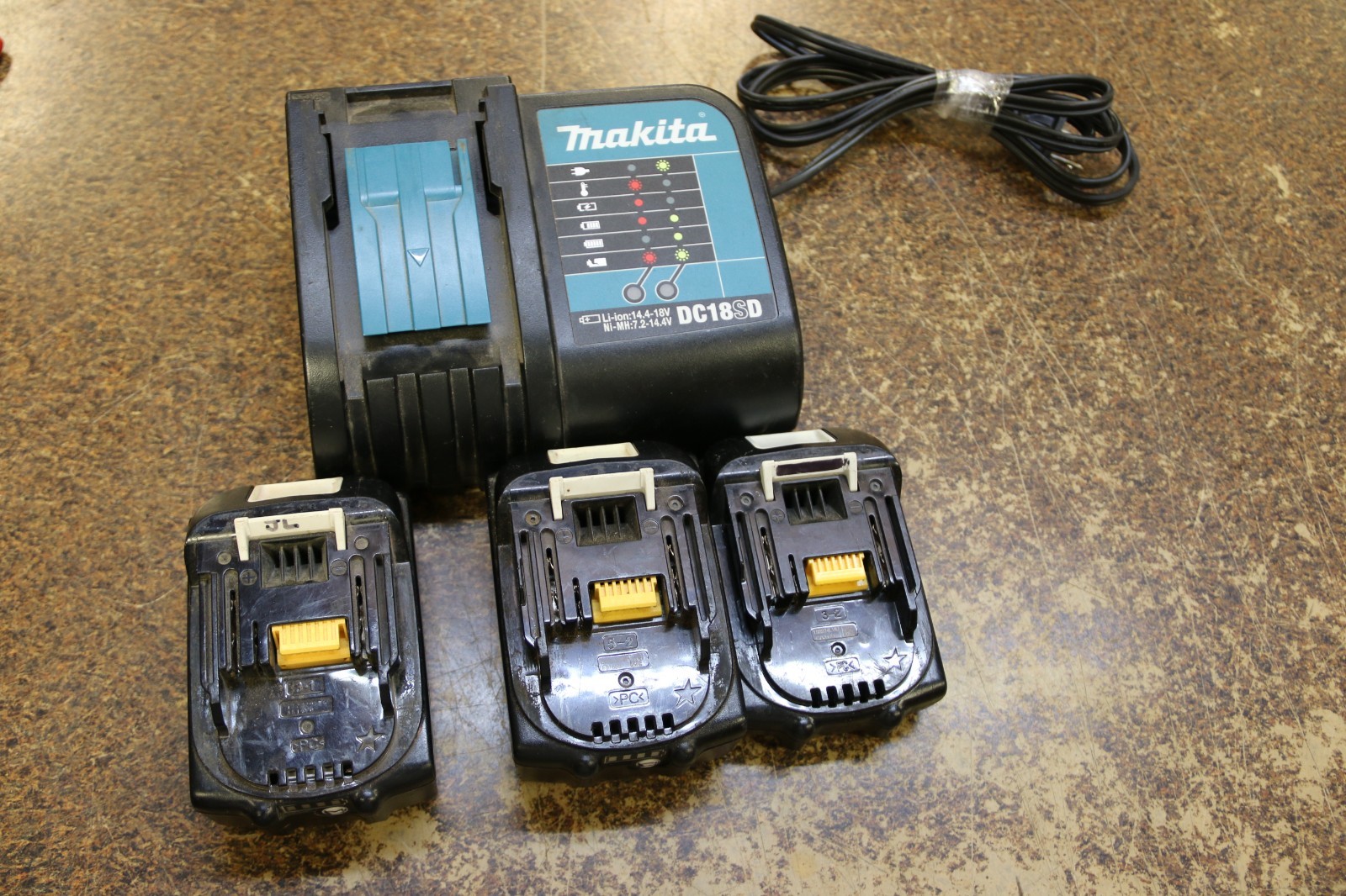 Makita DC18SD 18V Charger w/ 3x BL1820B 18V Batteries , Black (5.0, 3.0, 1.5 AH)