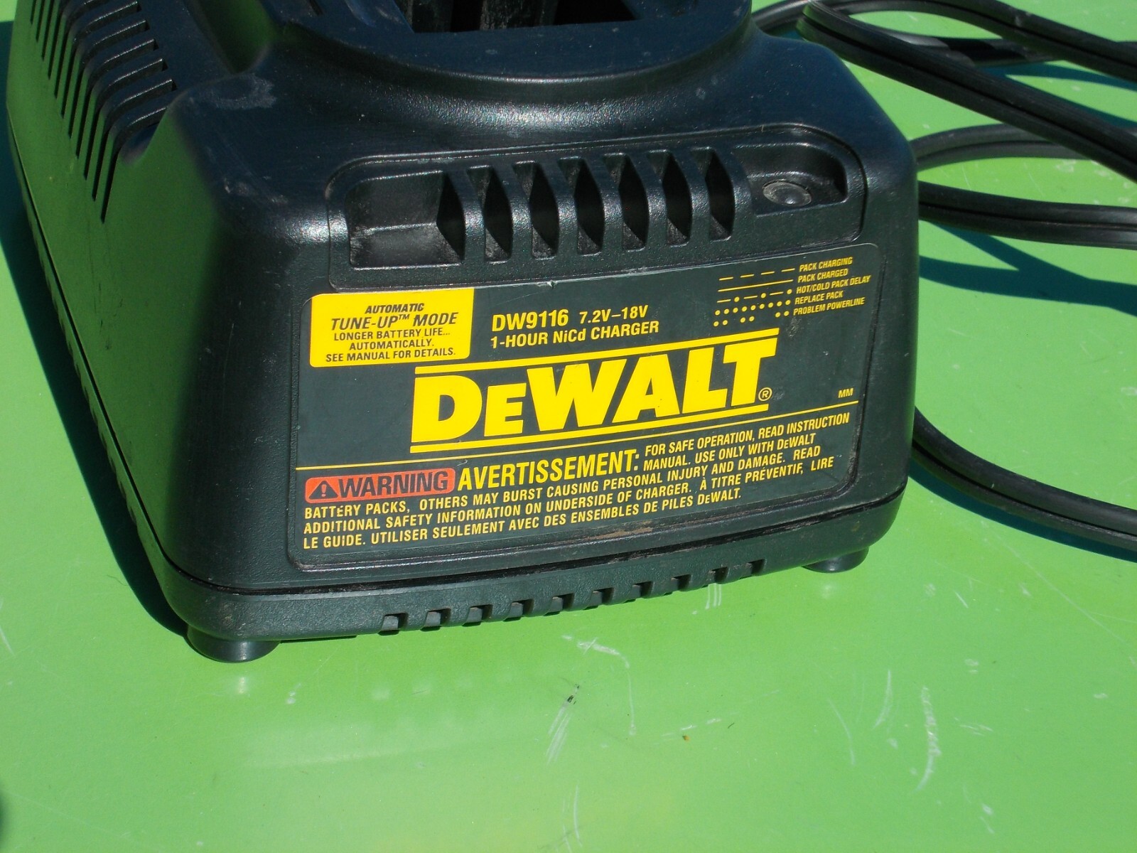 DEWALT BATTERY CHARGER 1 HOUR NICD DW9116 7.2V-18V AUTO TUNE-UP MODE OEM YELLOW