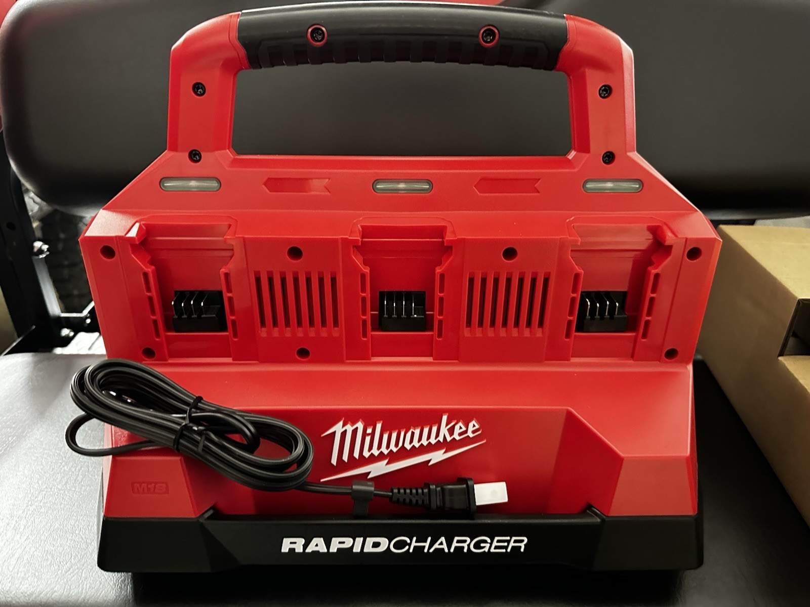 New MILWAUKEE 48-59-1809 M18 PACKOUT Six Bay Rapid Charger