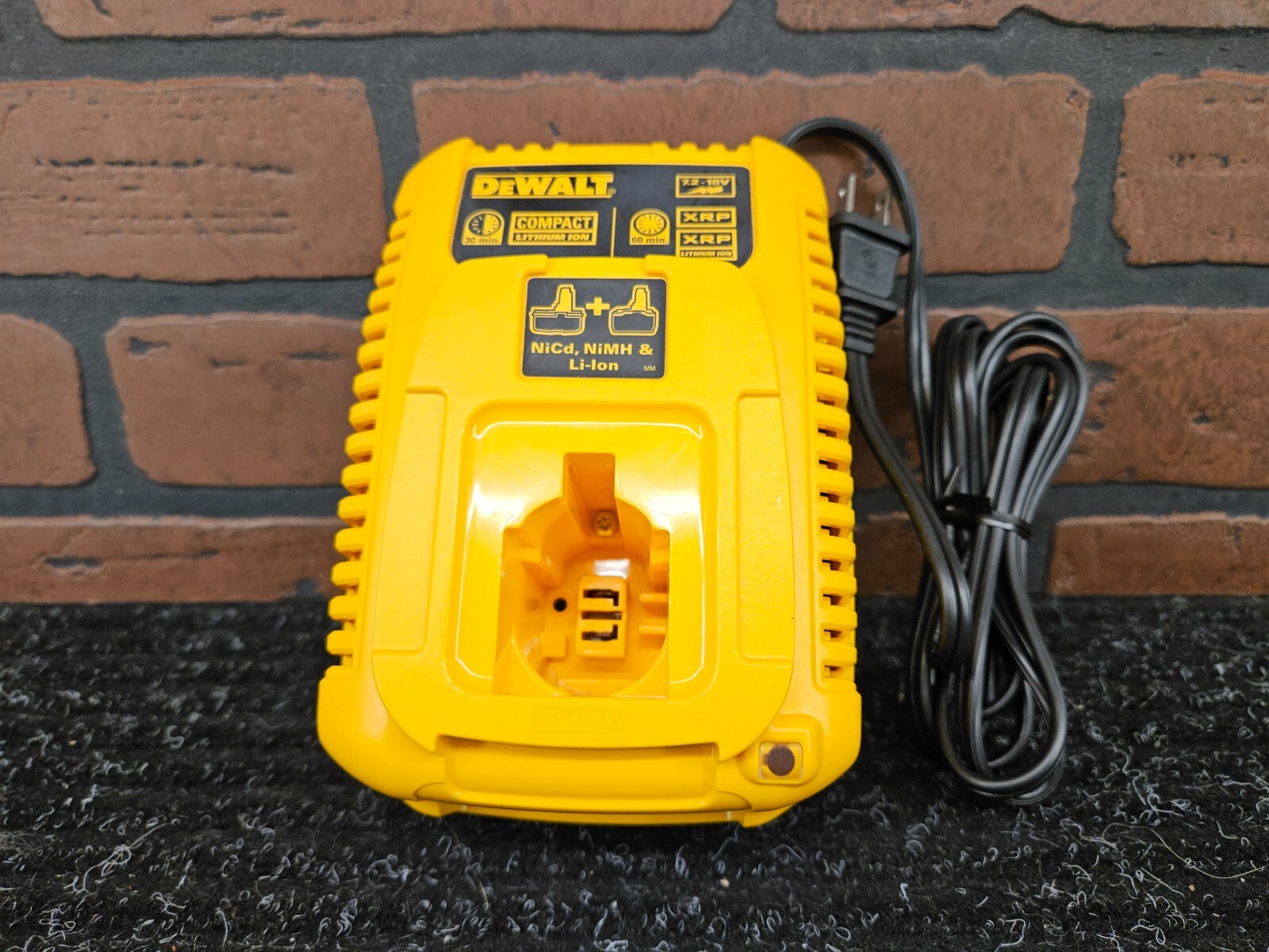 Dewalt OEM DC9310 7.2V~18V Fast Battery Charger NiCd/NiMh/Li-Ion-***PREOWNED***