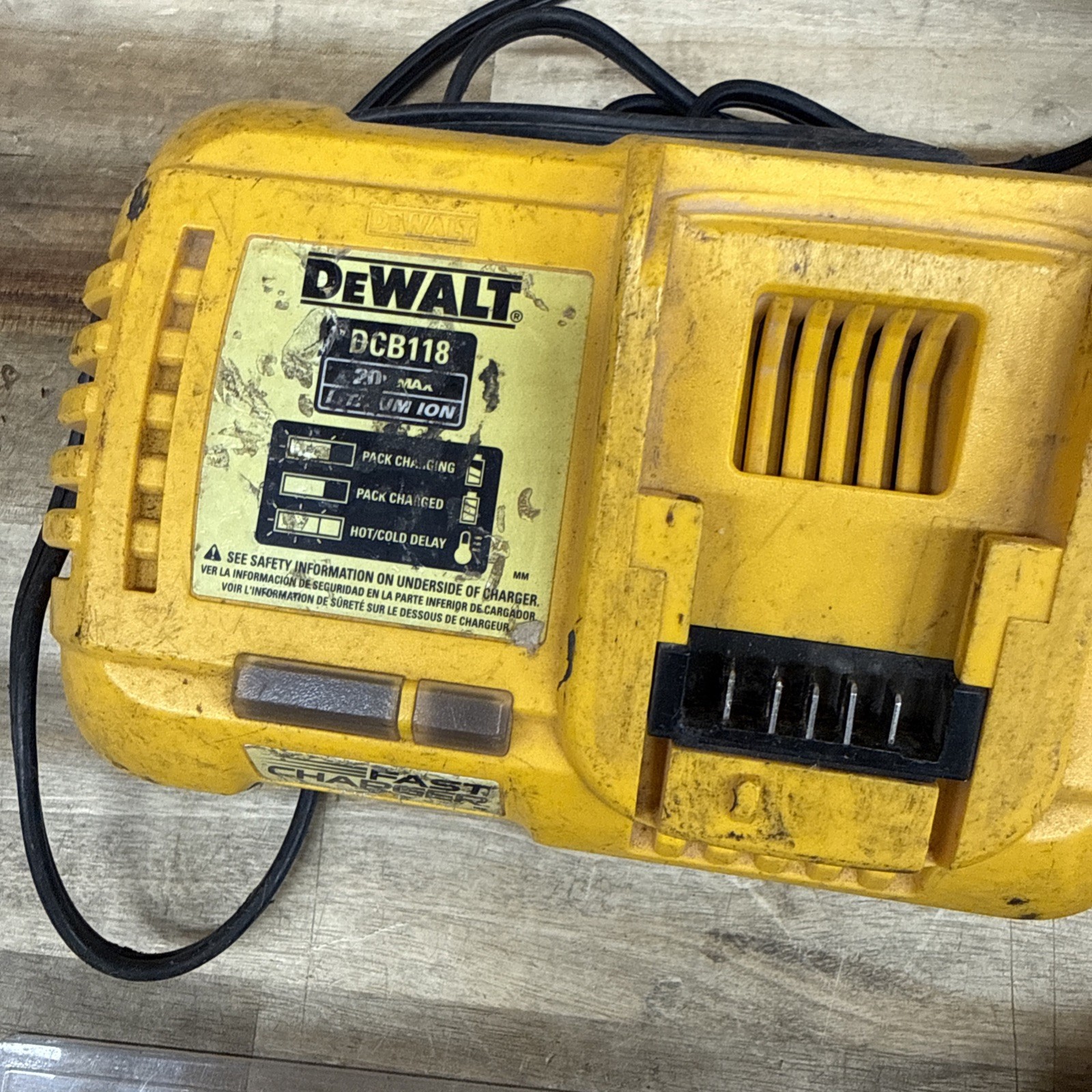 NON WORKING DEWALT TOOLS – SEE PICTURES – H16