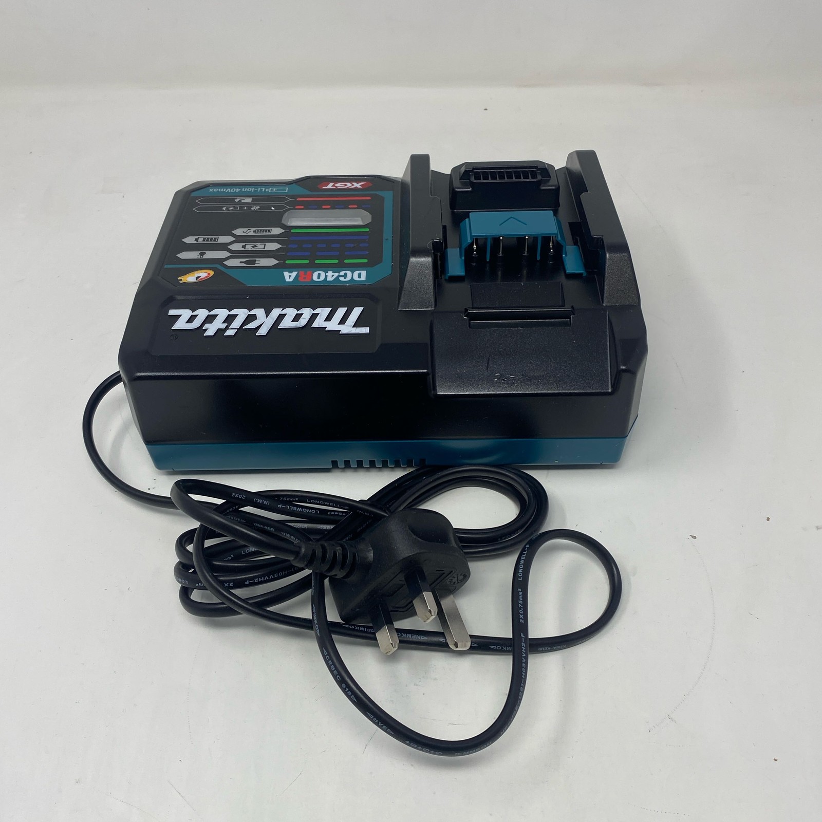 Makita DC40RA 40V XGT Rapid Charger – Black/Teal UK Plug 240V