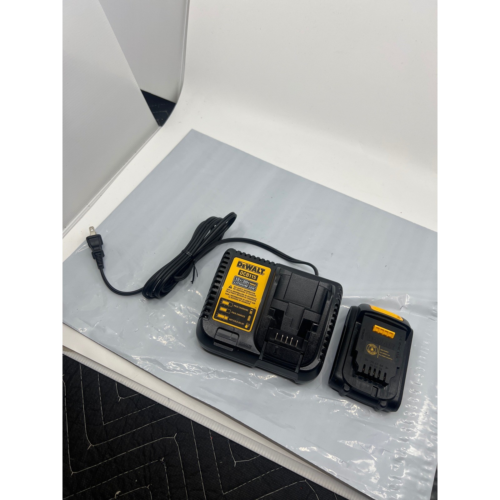 DeWalt DCB115 Charger and DCB201 20V Max 1.5Ah Lithium Ion Battery Set