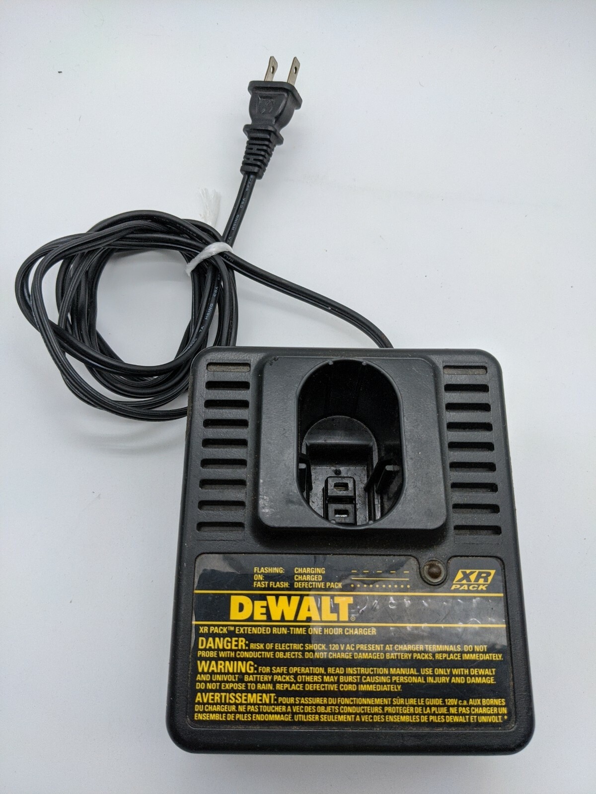 DEWALT DW9106 XR PACK Extended Run Time One Hour Battery Charger