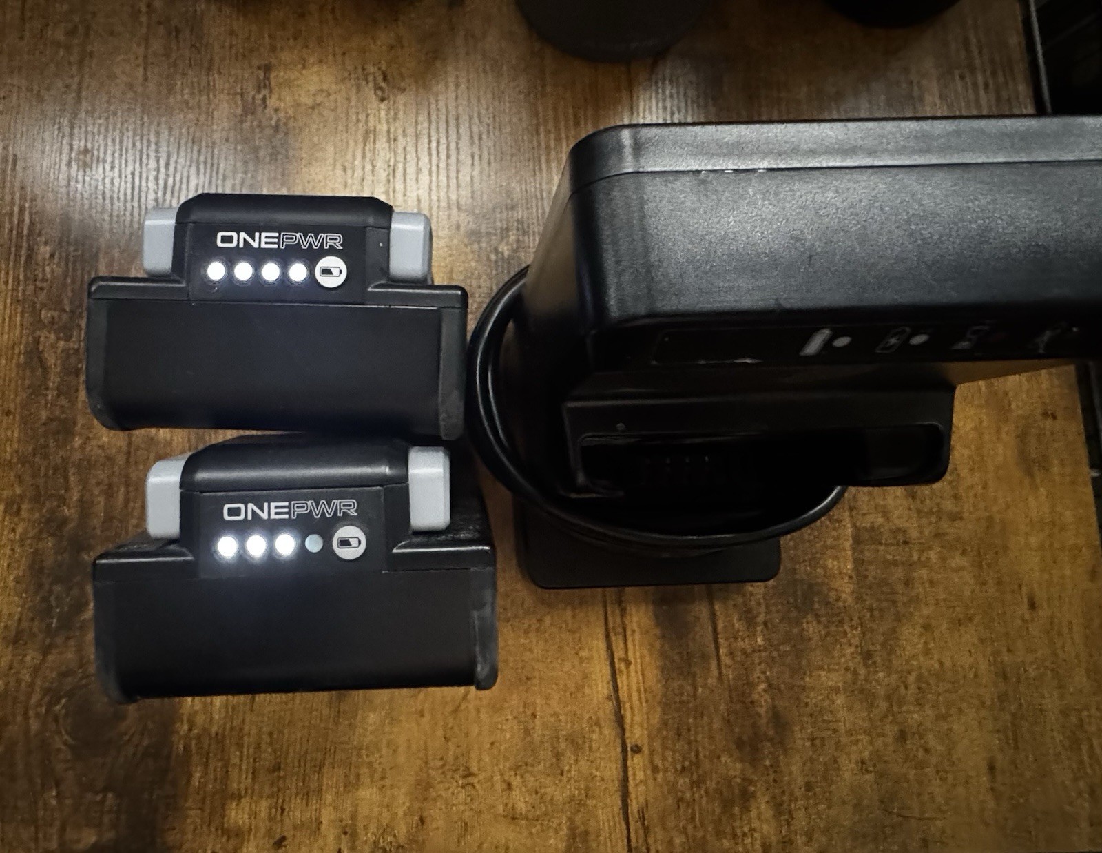 Hoover ONEPWR 20V Dual Battery Charger BH05140 & 2x 4.0Ah lithium ion Batteries