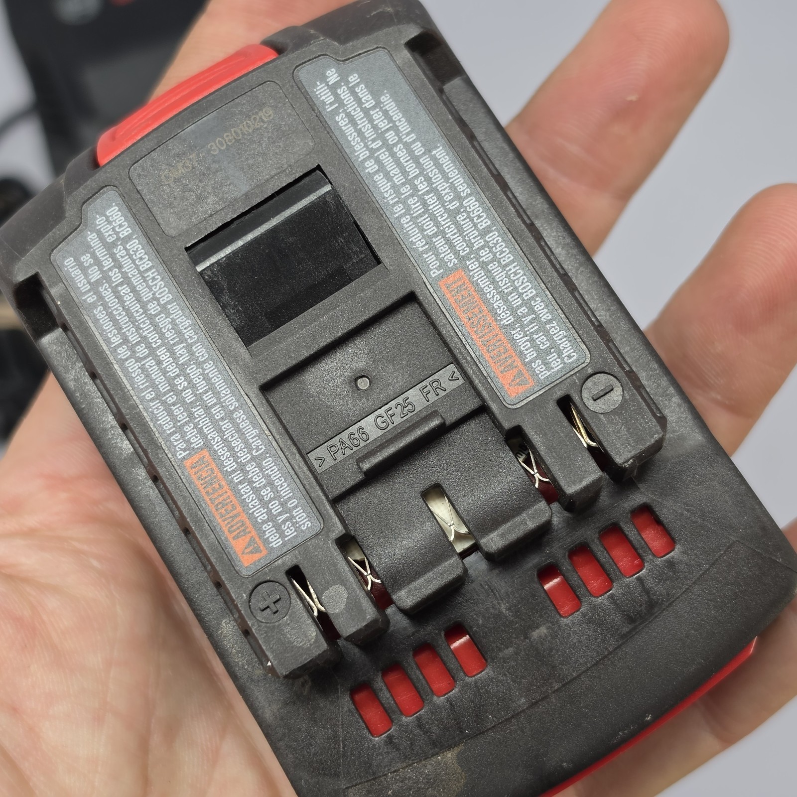 LOT OF 1 BOSCH BC660 Lithium Ion Charger and BAT612 18V 36Wh Battery