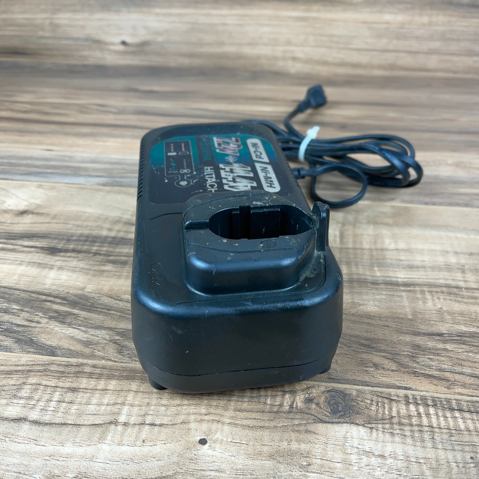 Hitachi UC14YFA Gray 14.4 Volts input 220v 56w Power Tools Battery Charger